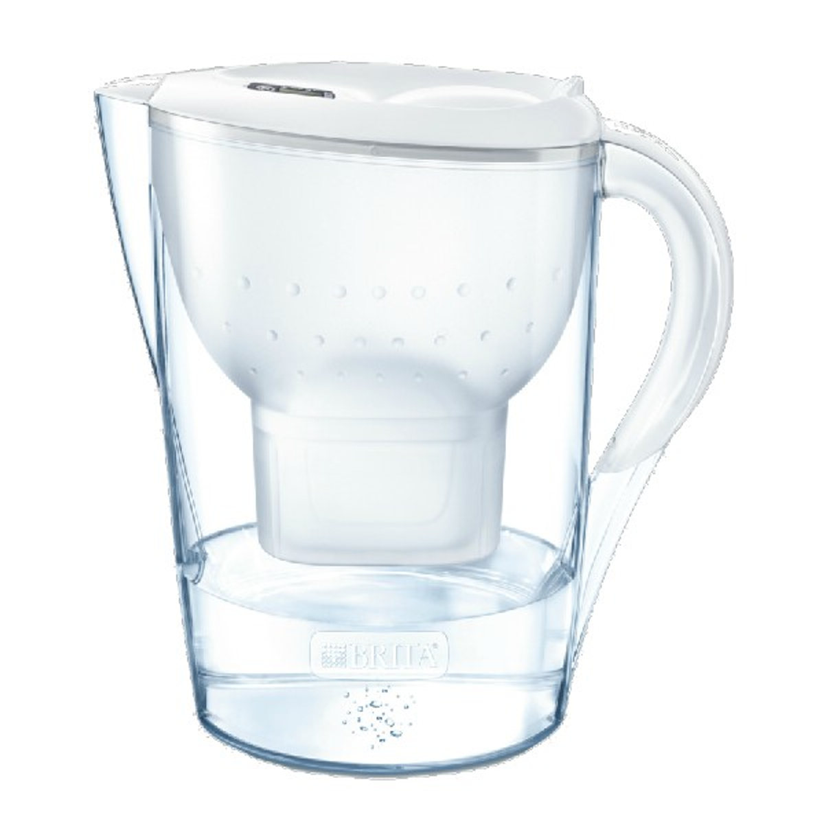 Jarra de filtro de agua transparente llena de agua. La marca Brita está en la parte inferior.