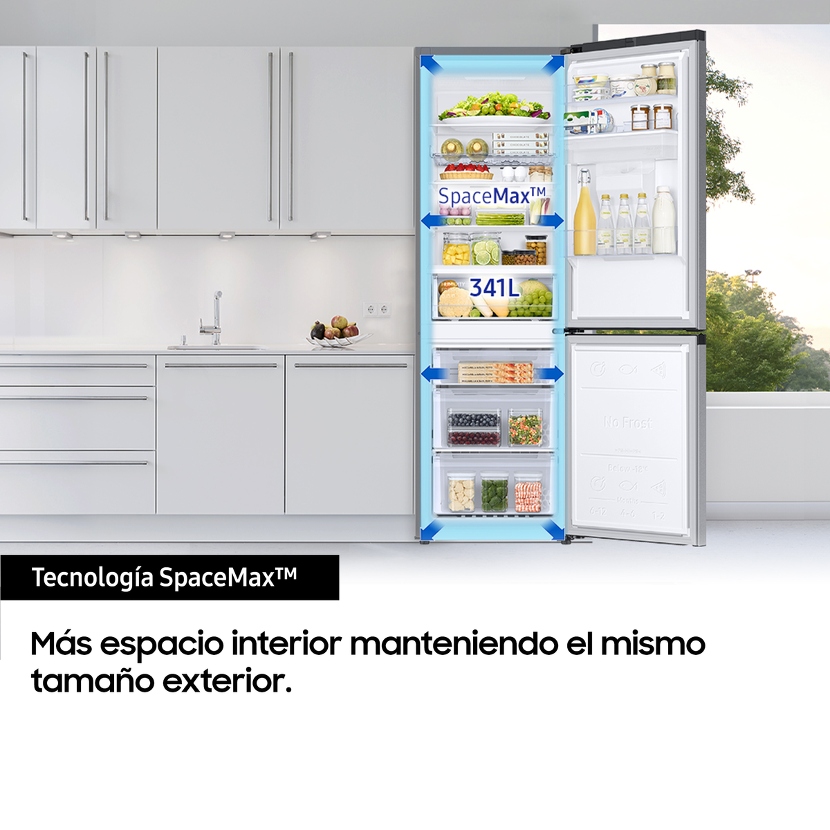 Refrigerador con puerta abierta, comida dentro y etiqueta 'SpaceMax' en cocina.