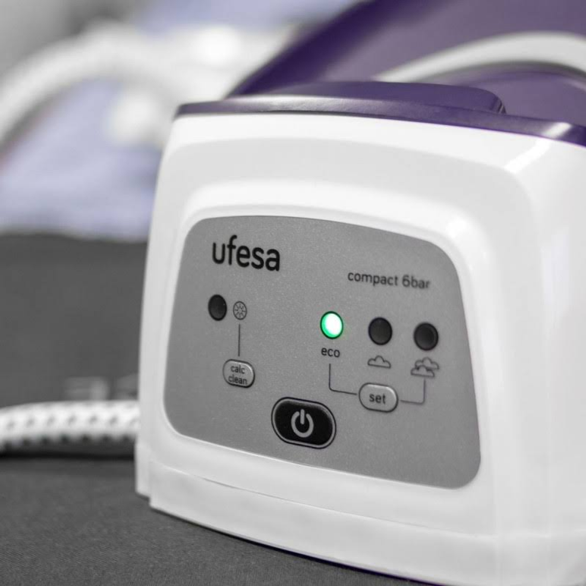 Plancha Ufesa compact 6bar. Muestra el botón de encendido, una luz eco verde y ajustes de vapor.
