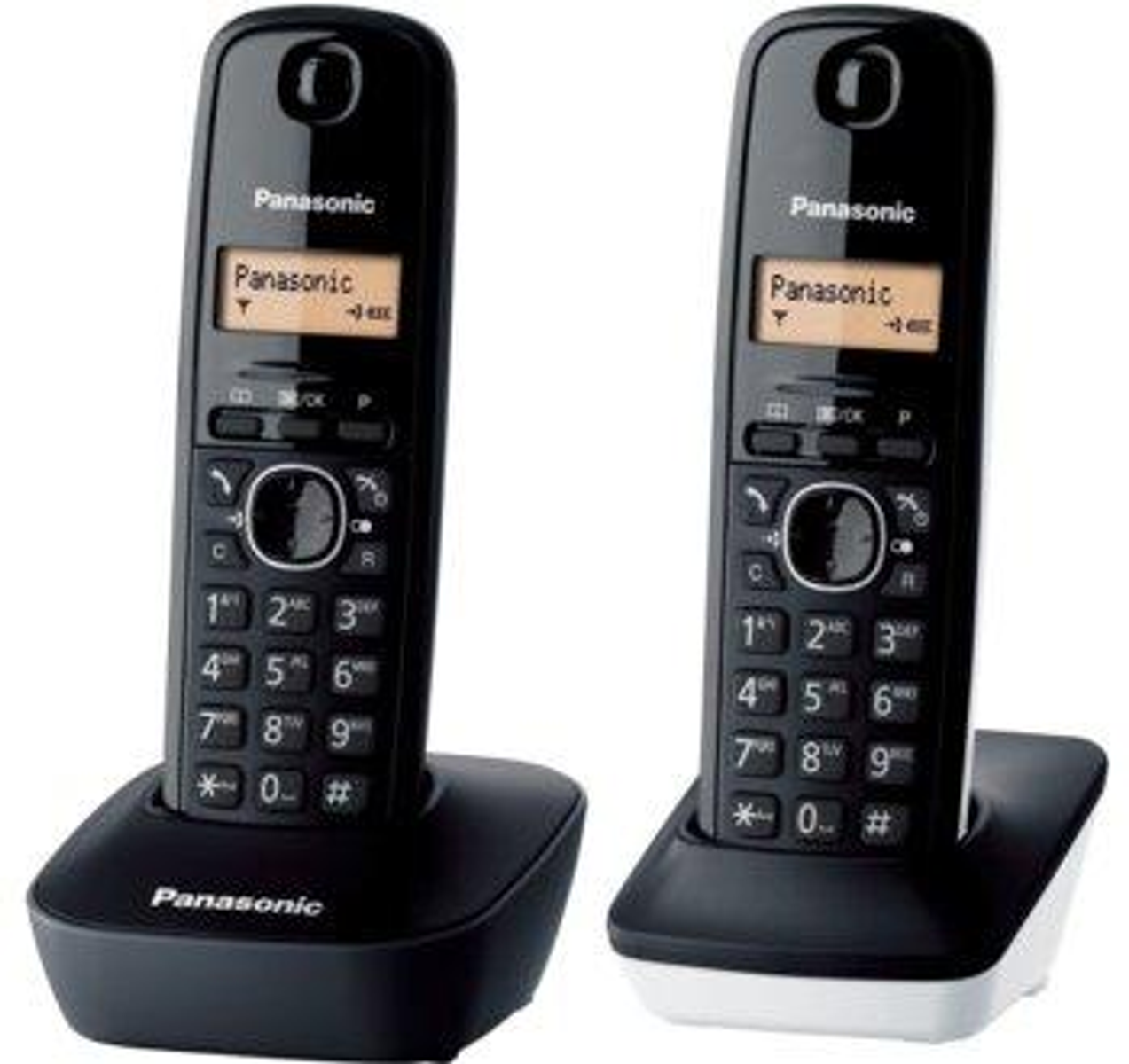 Due telefoni cordless neri sulle loro basi di ricarica, su sfondo bianco.