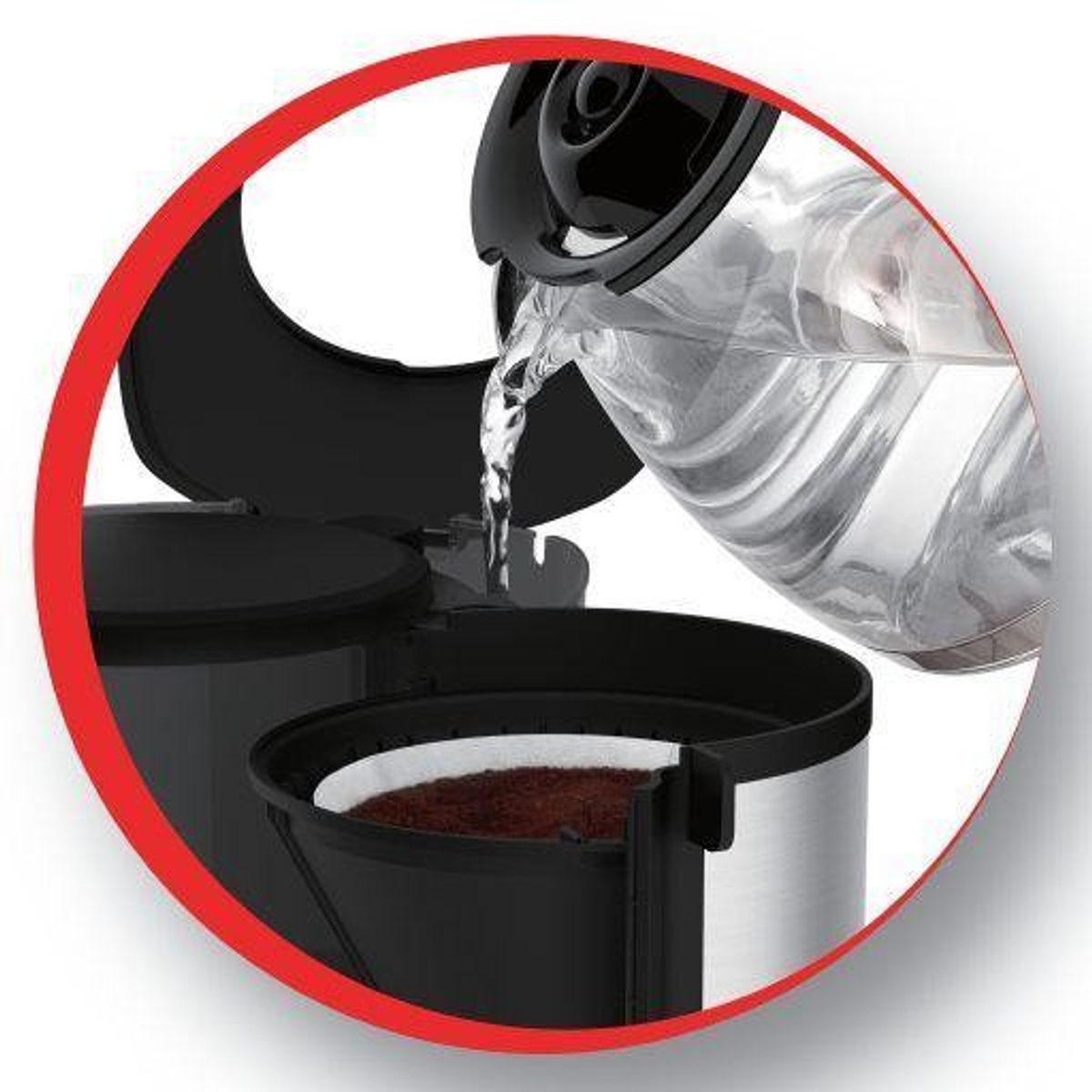 Primo piano di una macchina da caffè con acqua versata nel filtro con fondi di caffè.