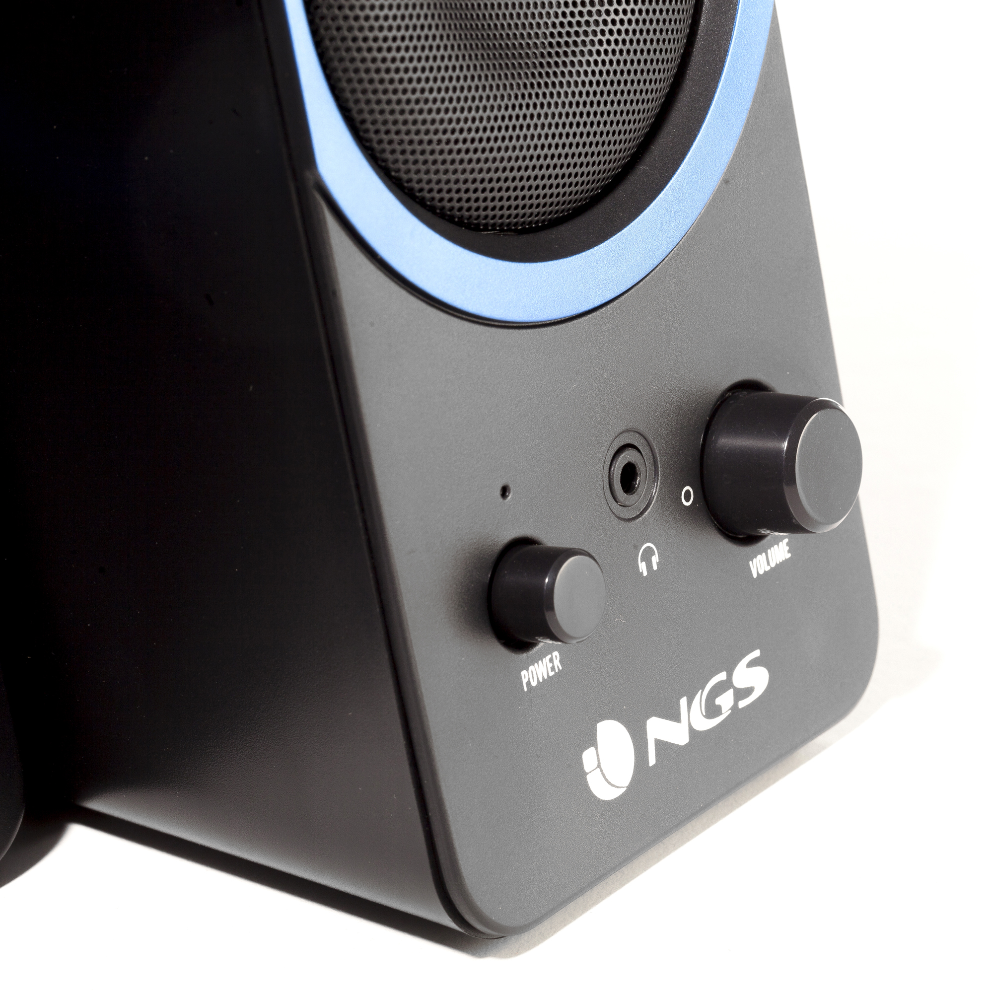 Primer plano de altavoces de ordenador negros y azules con botones de volumen y encendido.
