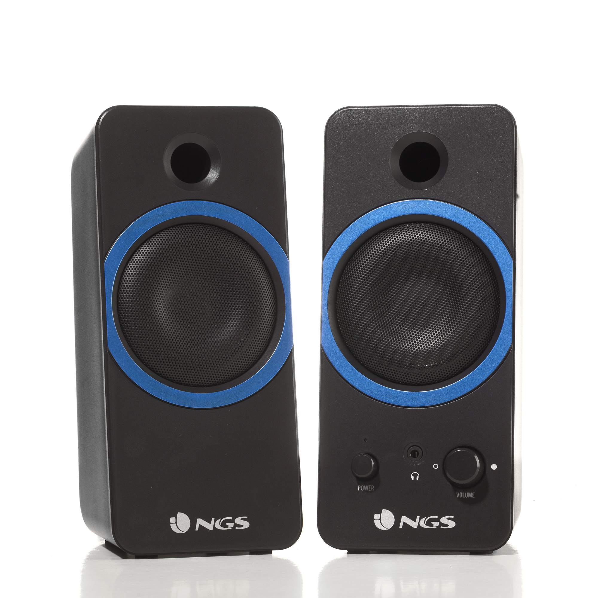 Dos altavoces negros con anillos azules alrededor de los conos, fondo blanco.