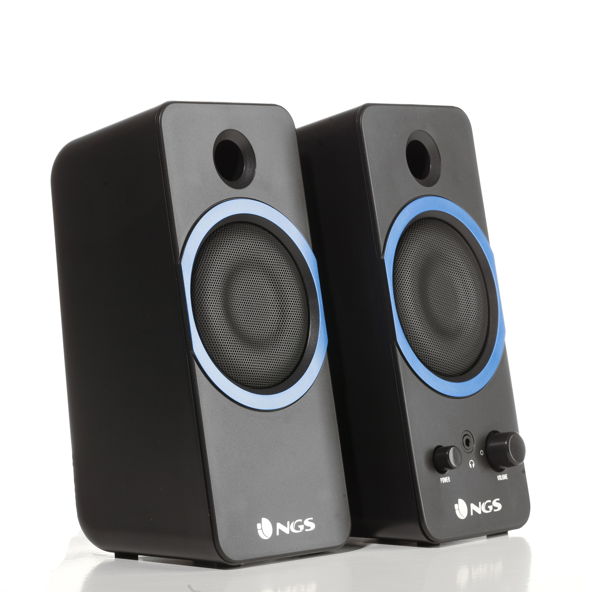 Dos altavoces NGS negros con anillos azules alrededor y controles.