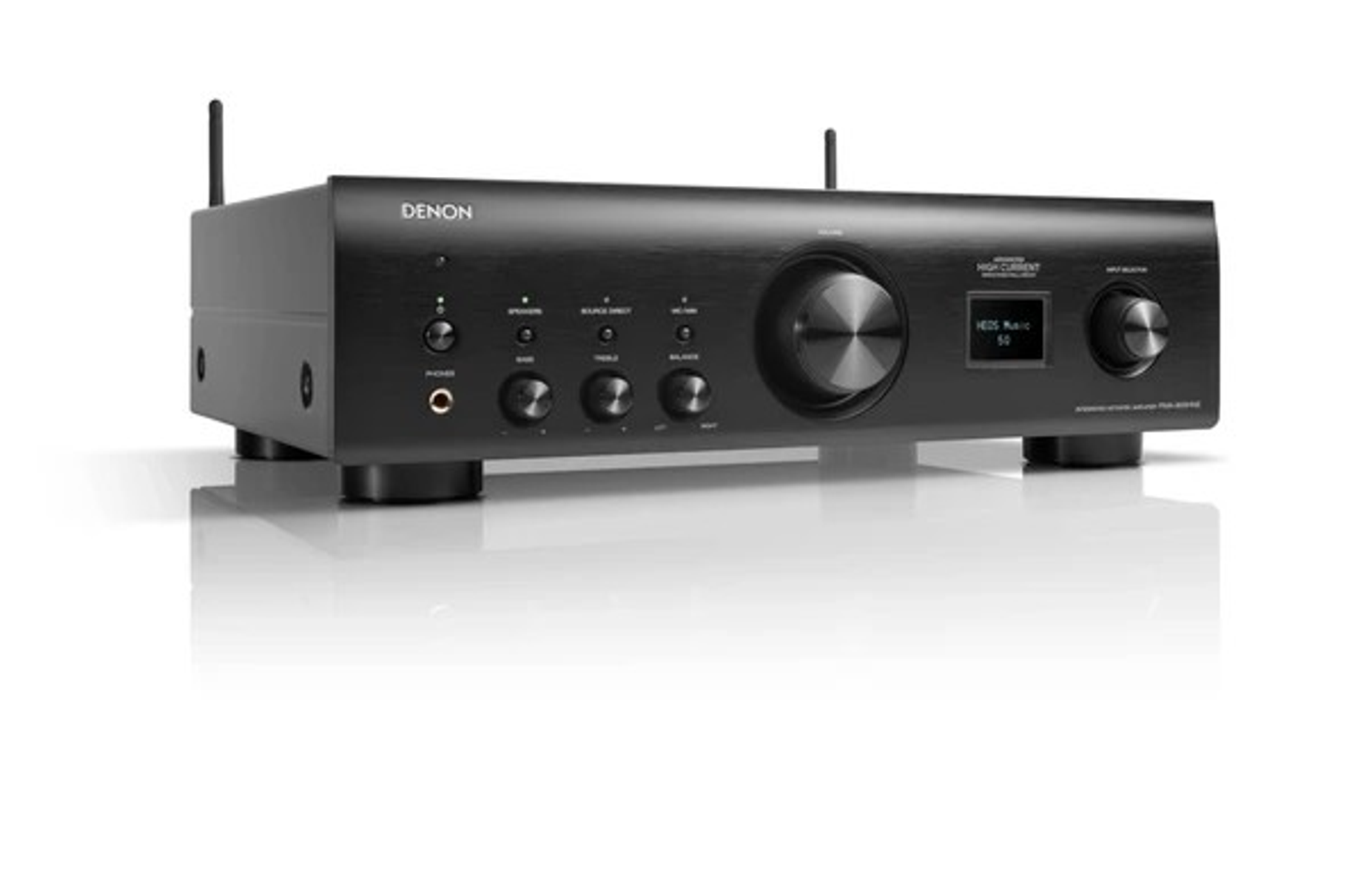Schwarzer Denon-Audioverstärker mit Knöpfen, Tasten und einem Display. Zwei Antennen oben.