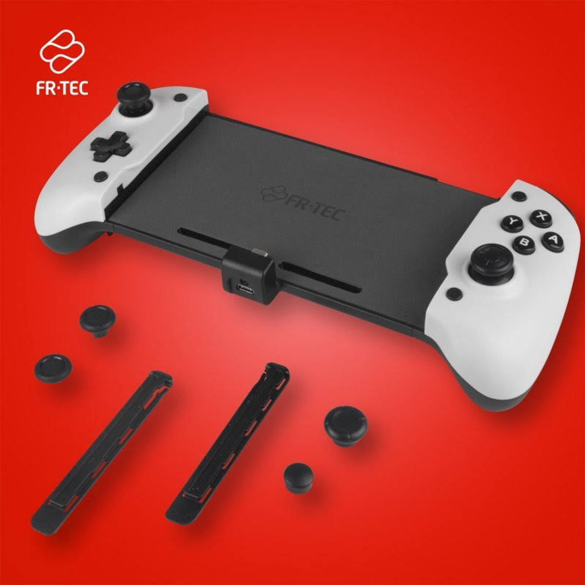 Ein schwarz-weißer Gamecontroller mit weißen Knöpfen und schwarzen Joysticks. Roter Hintergrund.