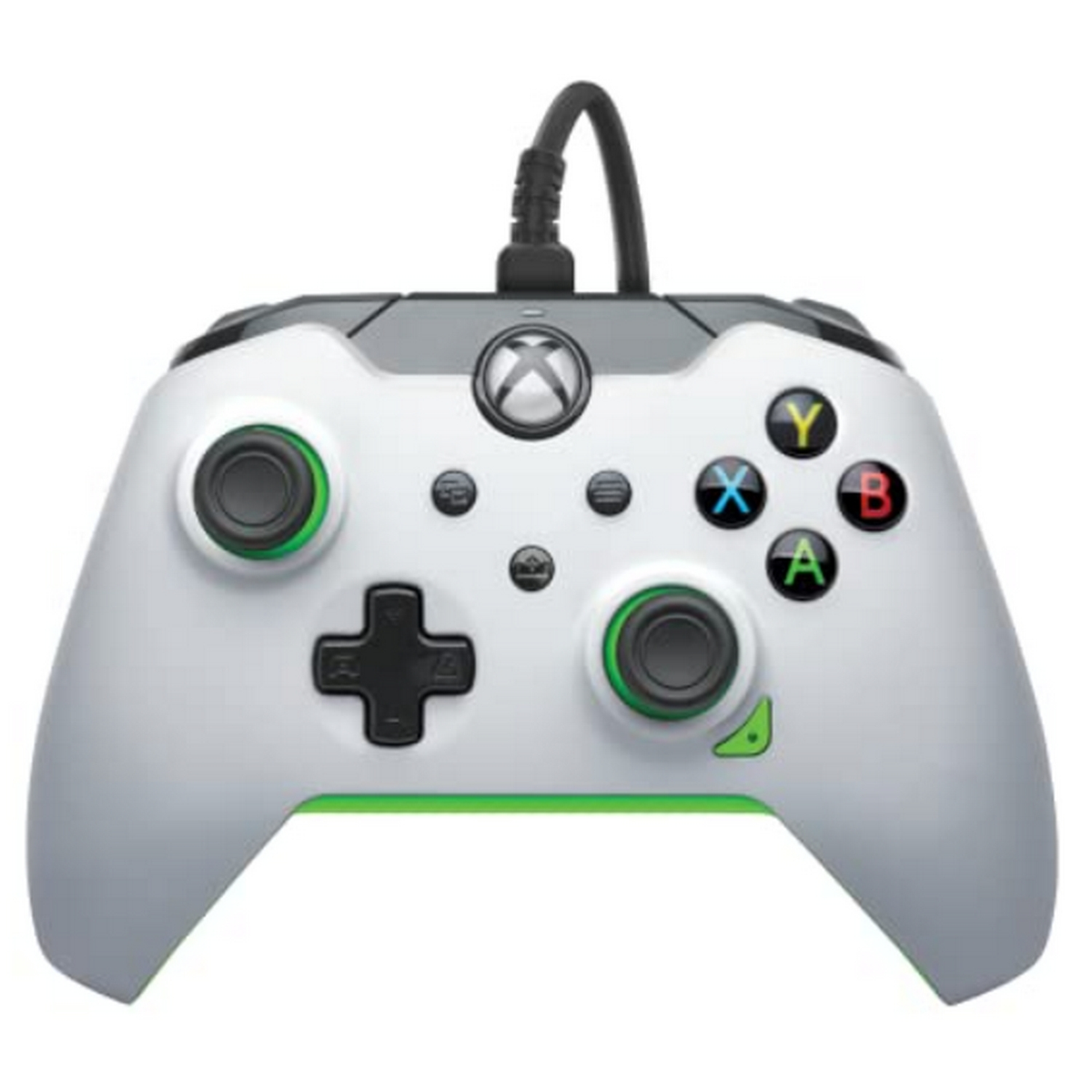 Manette Xbox blanche avec des accents verts. Comprend des boutons, des joysticks et un cordon. Isolé.