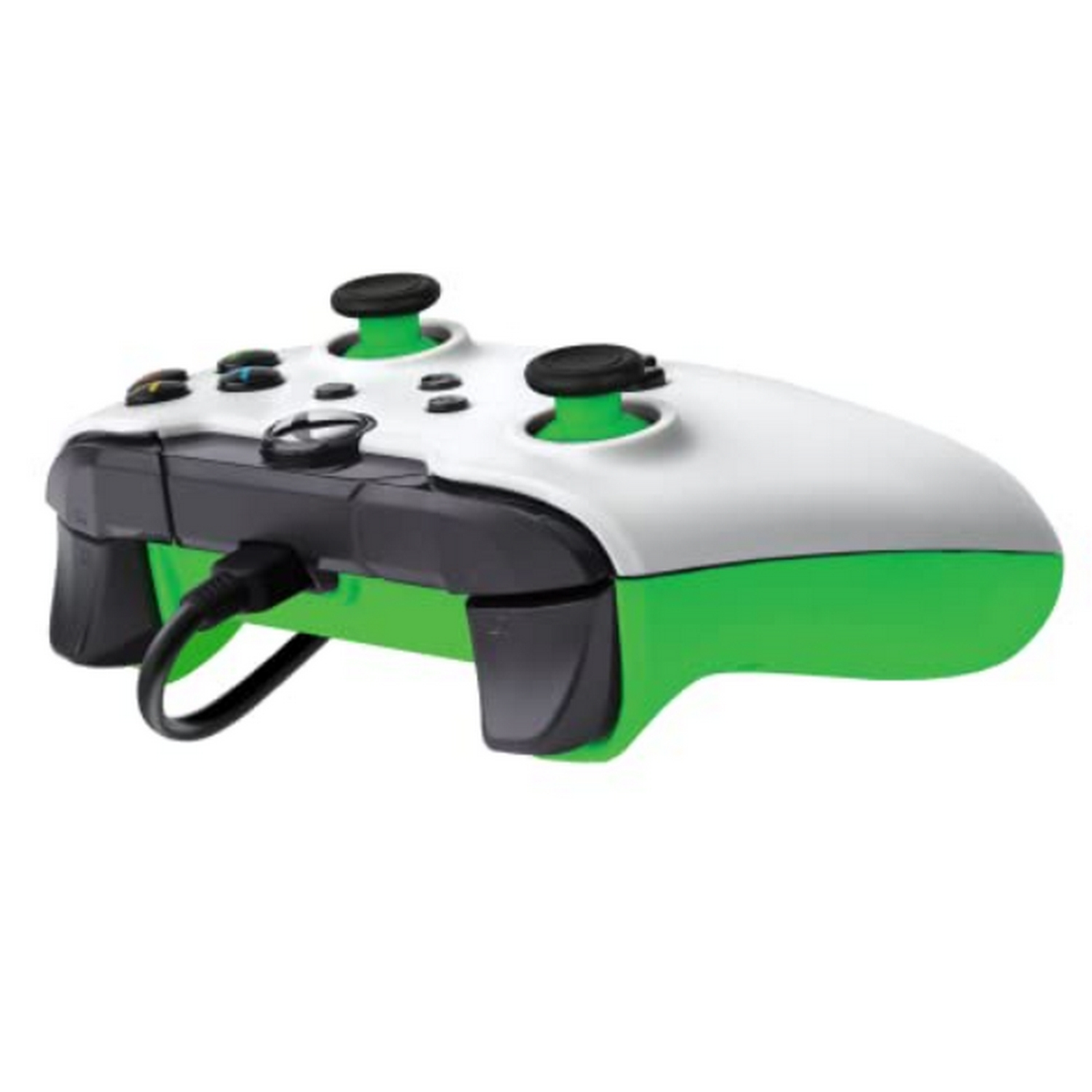 Manette Xbox blanche et noire avec des accents verts et un câble connecté.