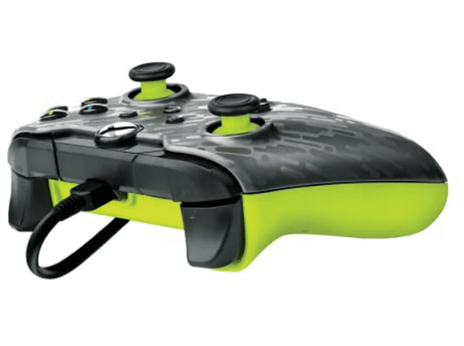 Controlador negro y verde con dos joysticks y varios botones. Fondo blanco.