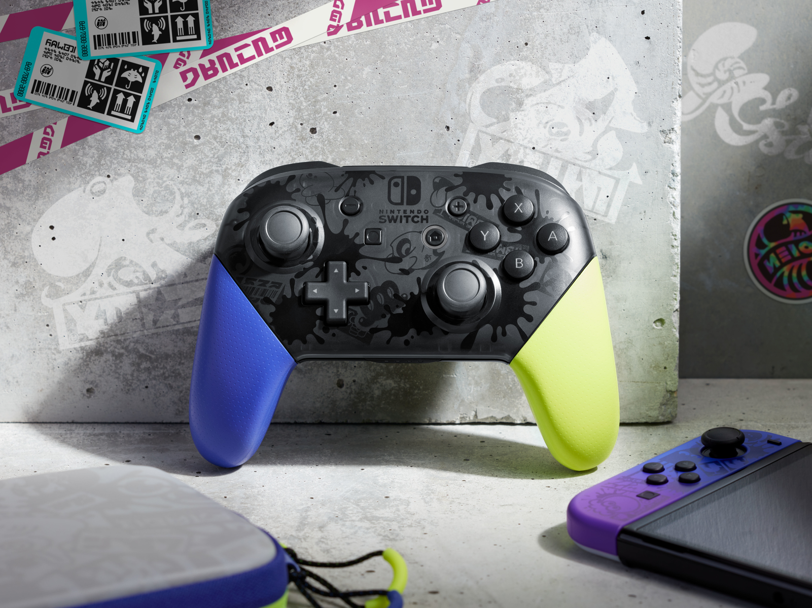 Ein Nintendo Switch Pro Controller mit blauem und grünem Farbschema.