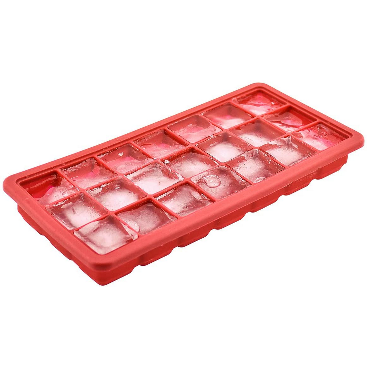 Vassoio rosso per cubetti di ghiaccio pieno di cubetti trasparenti.
