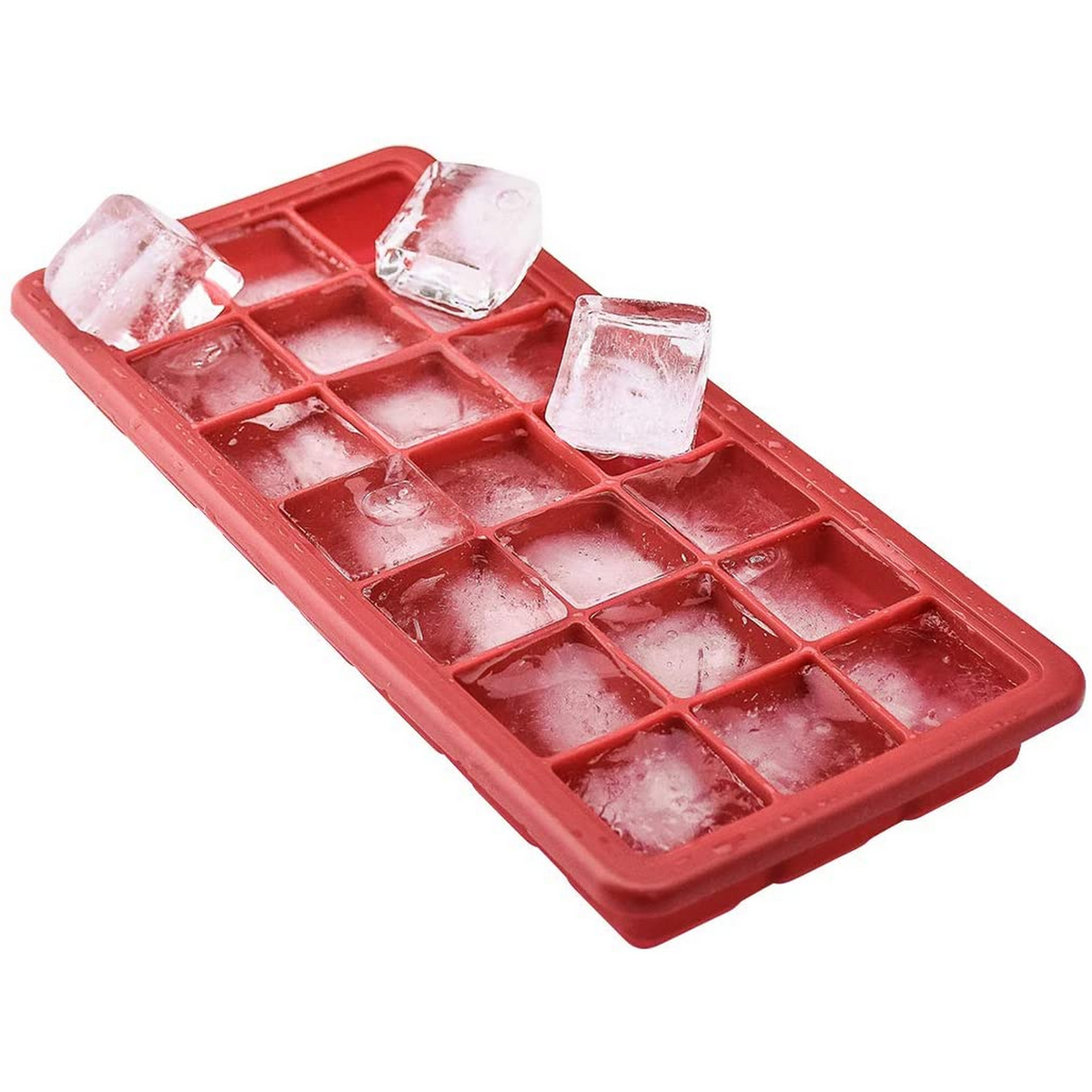 Vassoio rosso per cubetti di ghiaccio con quattro cubetti. I cubetti sono trasparenti e quadrati.