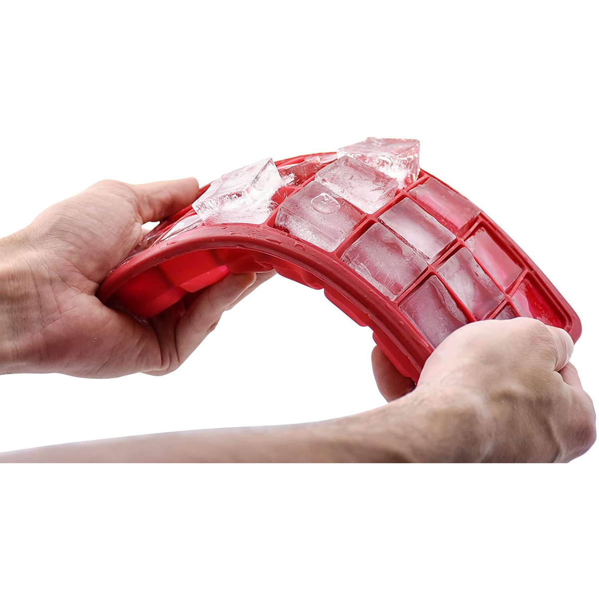 Mani che tengono un vassoio per cubetti di ghiaccio rosso con cubetti.