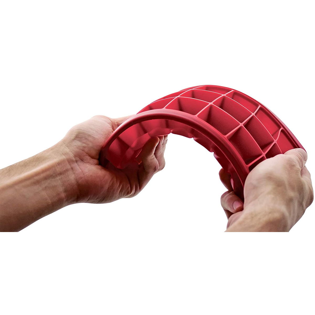 Due mani tengono un vassoio per cubetti di ghiaccio rosso e flessibile, mostrando che i cubetti sono pieghevoli.