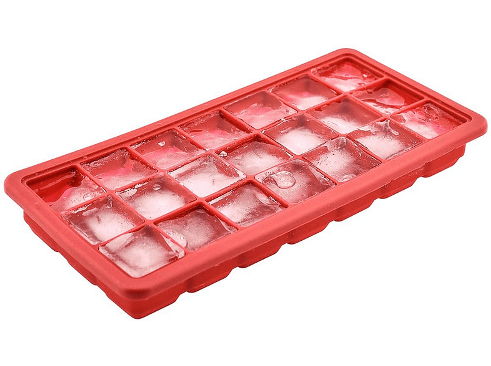 Vassoio rosso per cubetti di ghiaccio pieno di cubetti trasparenti, vista angolata.