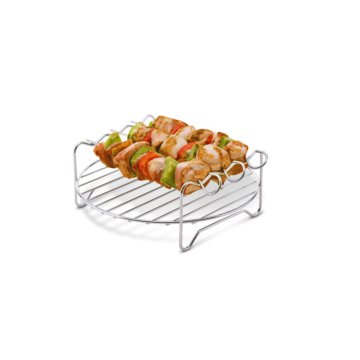 Brochetas de carne a la parrilla sobre una rejilla metálica, fondo negro.