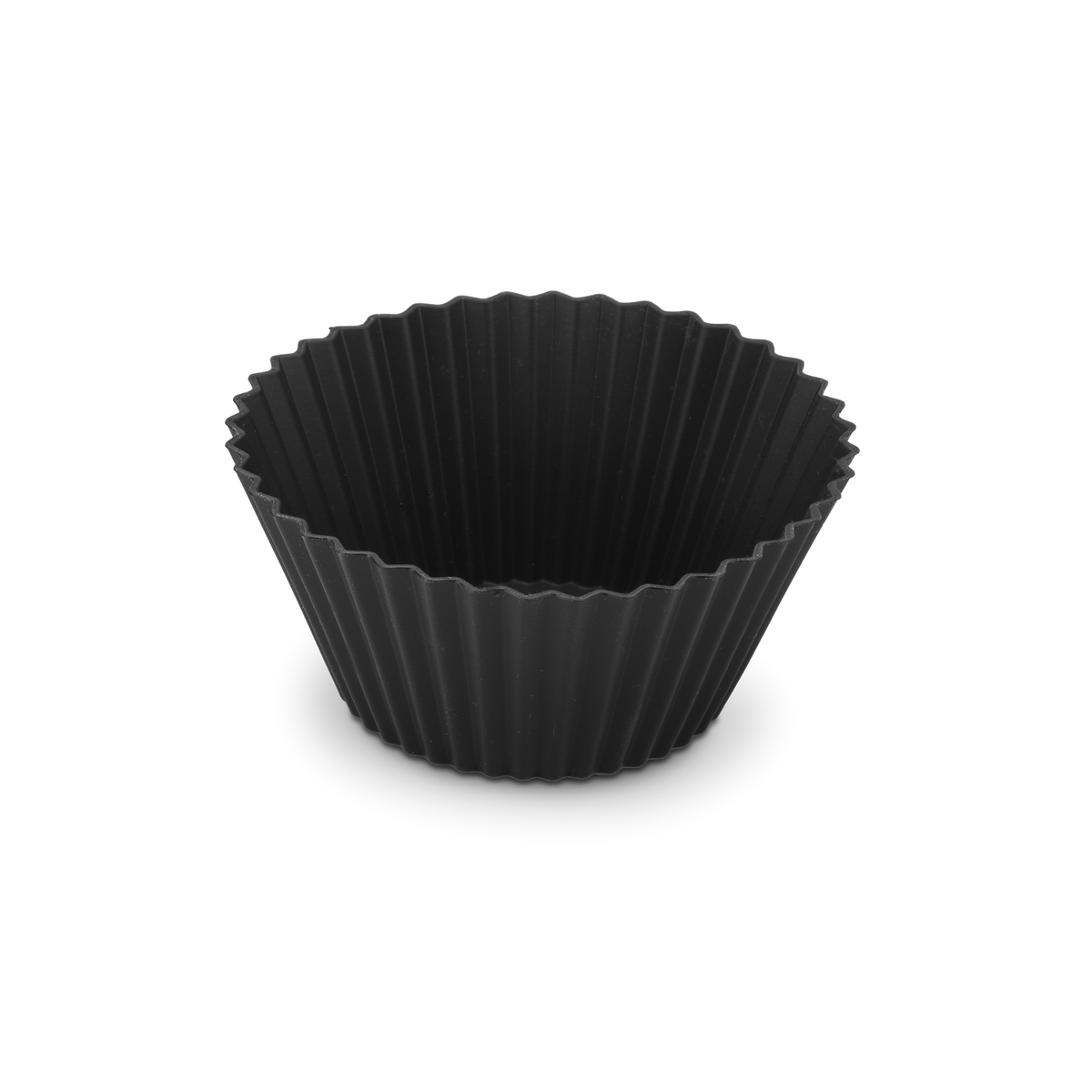 Un molde para cupcakes de silicona negro y acanalado sobre fondo negro.