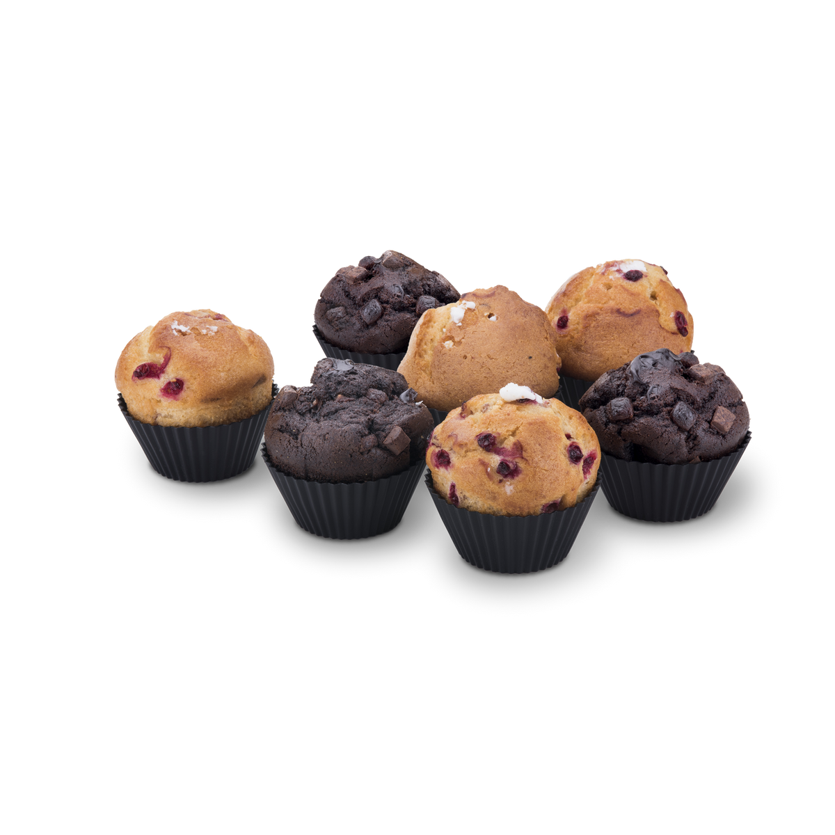 Siete muffins en moldes de papel negros. Algunos tienen chispas de chocolate y bayas.