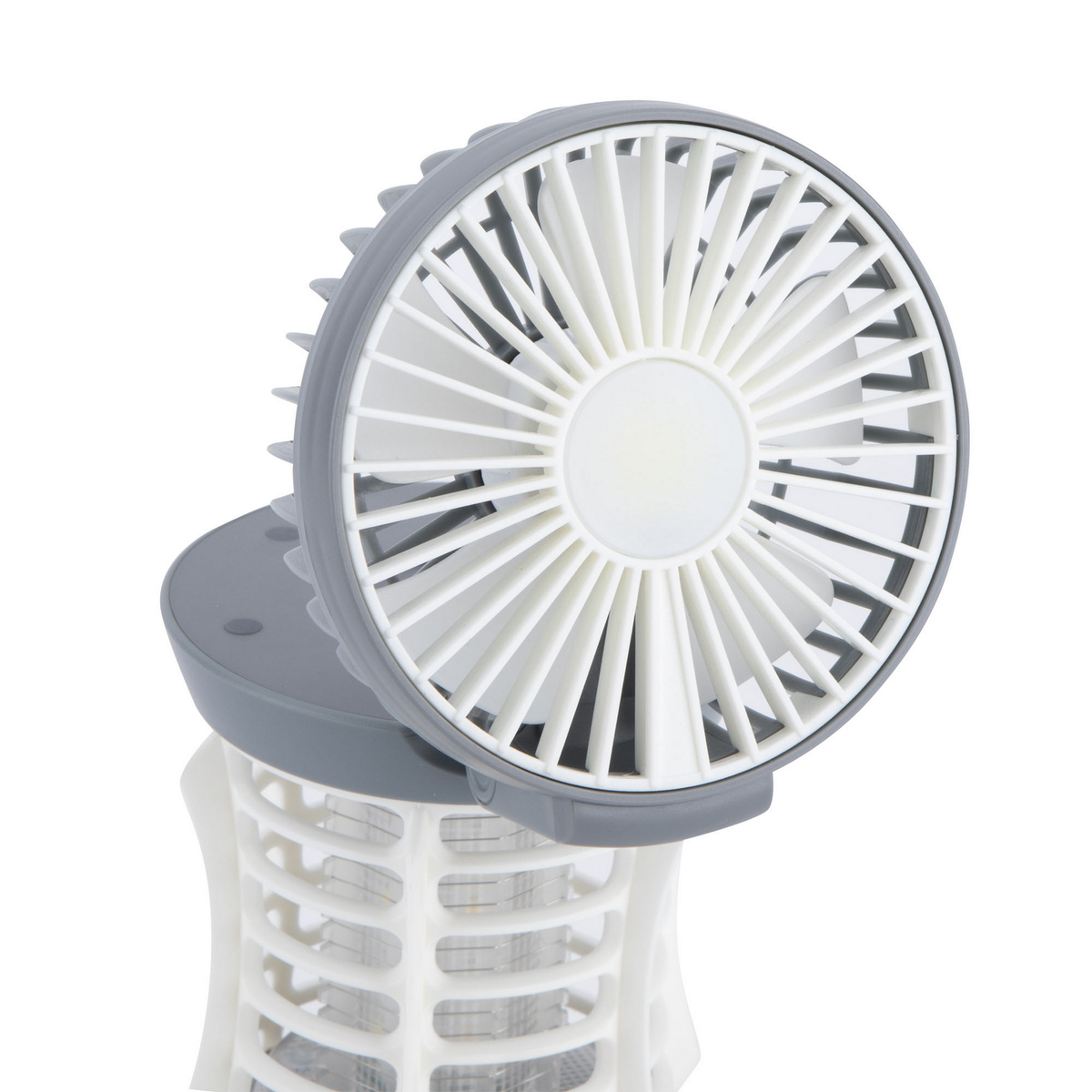 Un primer plano de un ventilador blanco y gris con una luz, sobre un fondo blanco.