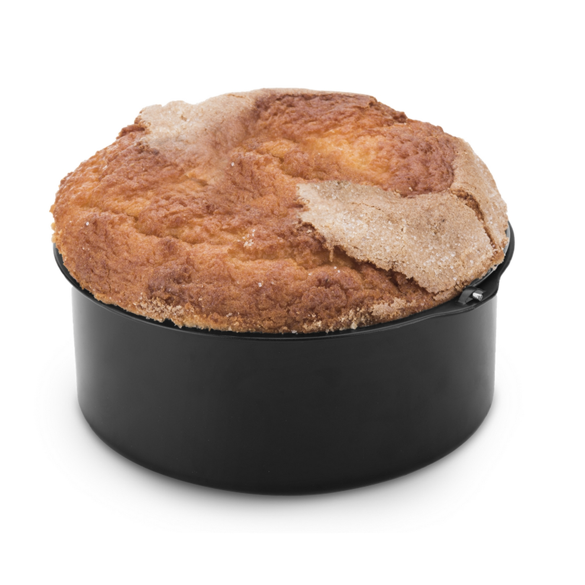 Una torta in una teglia rotonda nera. La torta ha una parte superiore dorata-marrone.