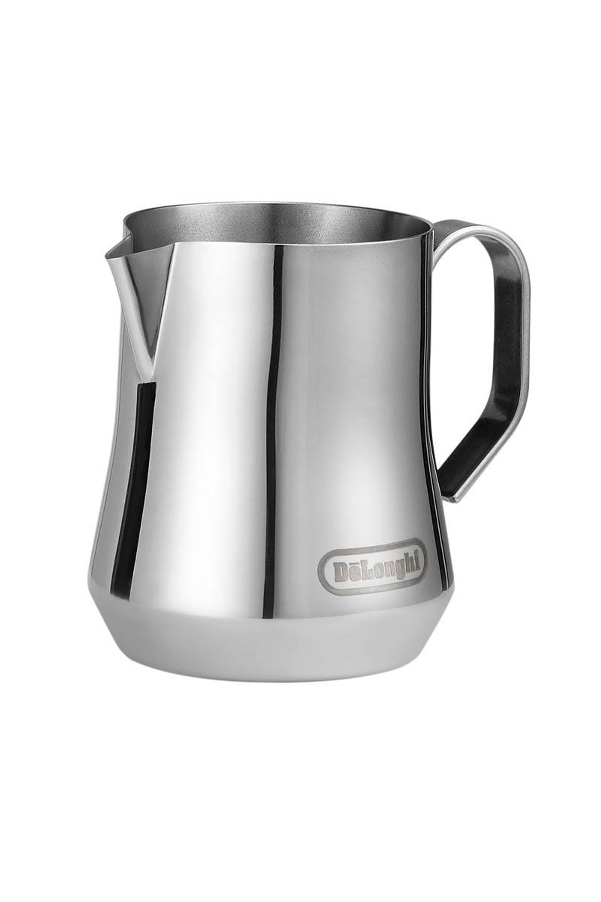 Pichet à mousser le lait en acier inoxydable argenté brillant avec une poignée. Fond blanc, logo Delonghi.