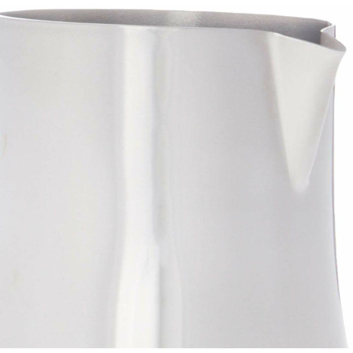 Gros plan sur une carafe argentée brillante avec un bec verseur.