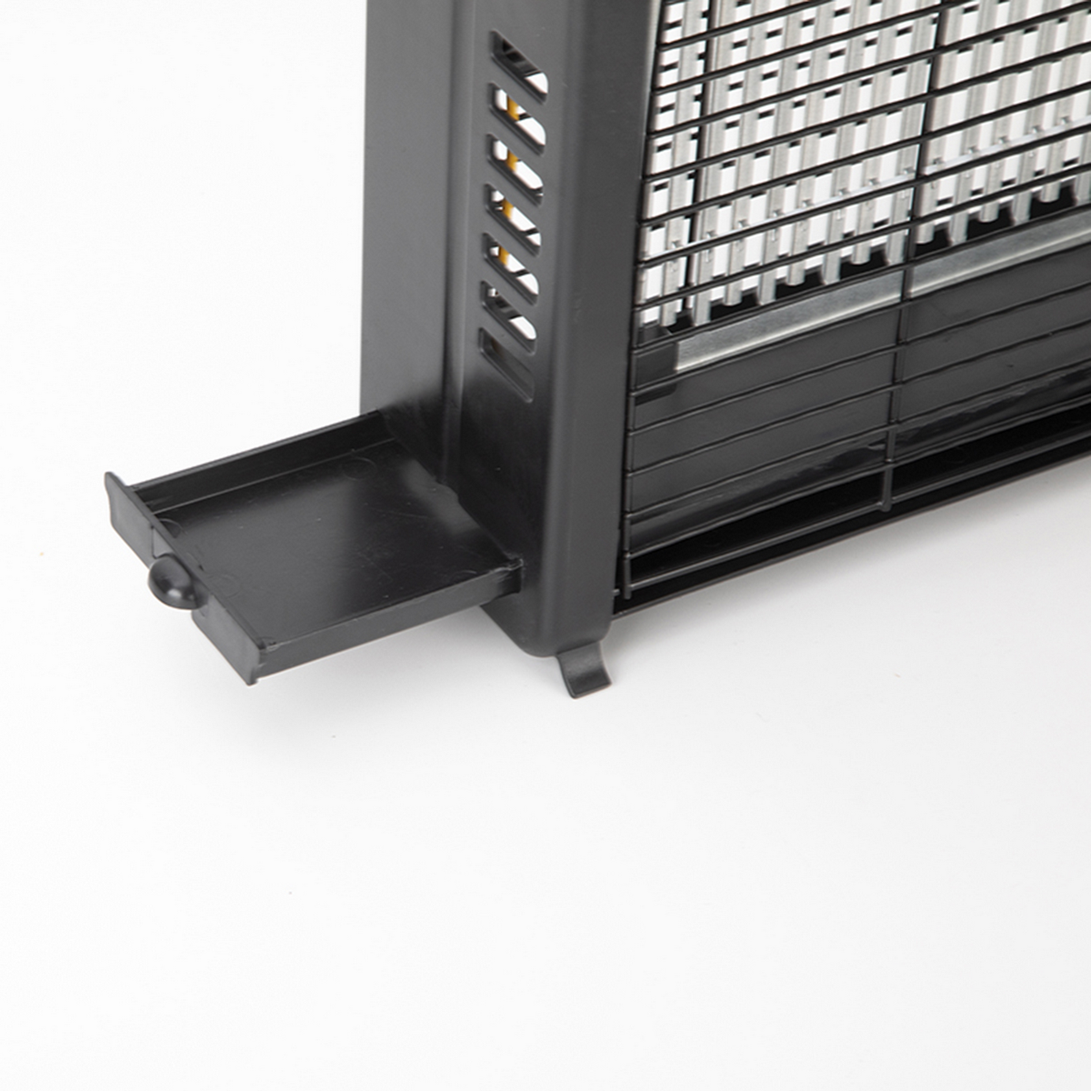 Un matainsectos eléctrico negro con bandeja extraíble, sobre fondo blanco.