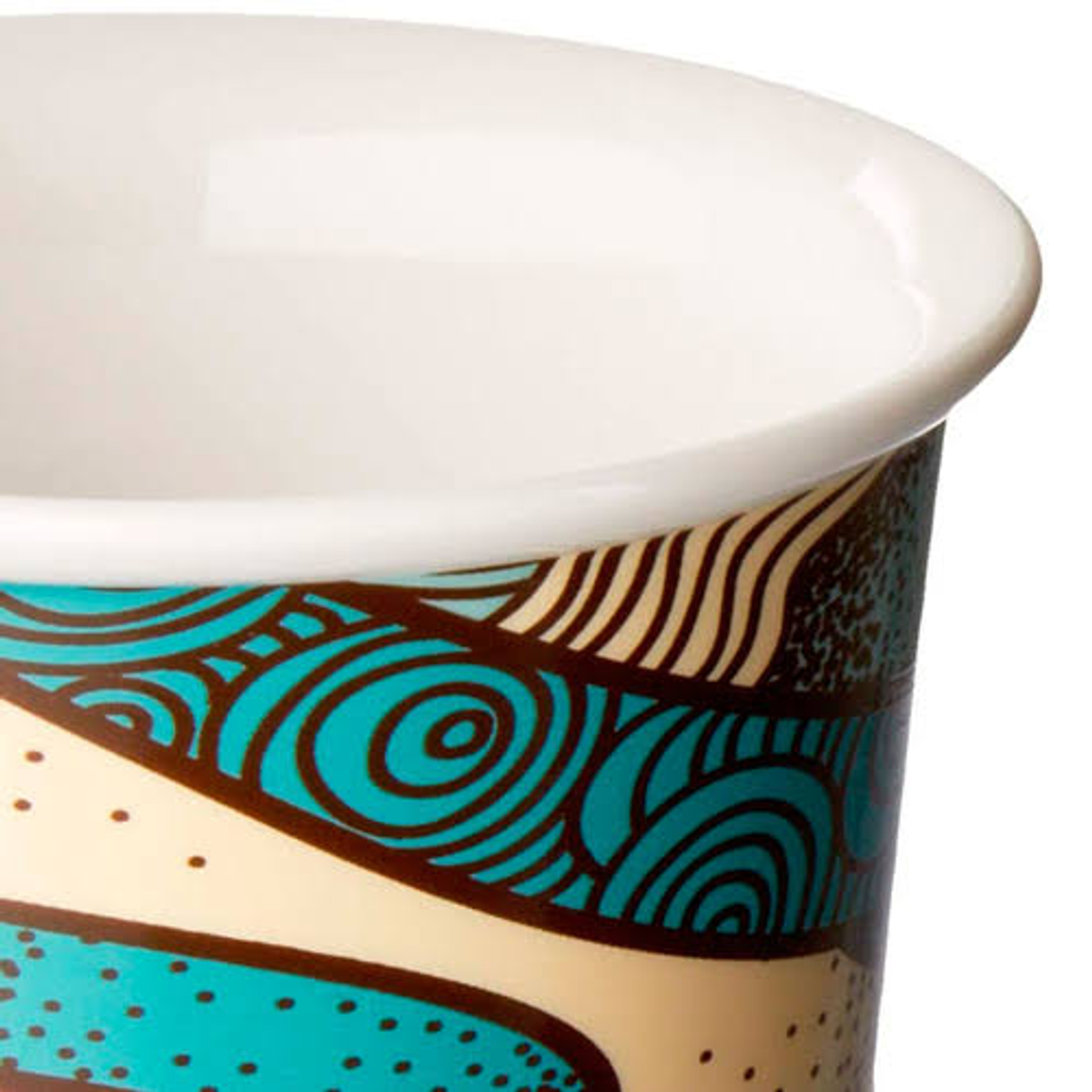 Primer plano de una taza blanca con diseño azul y marrón.