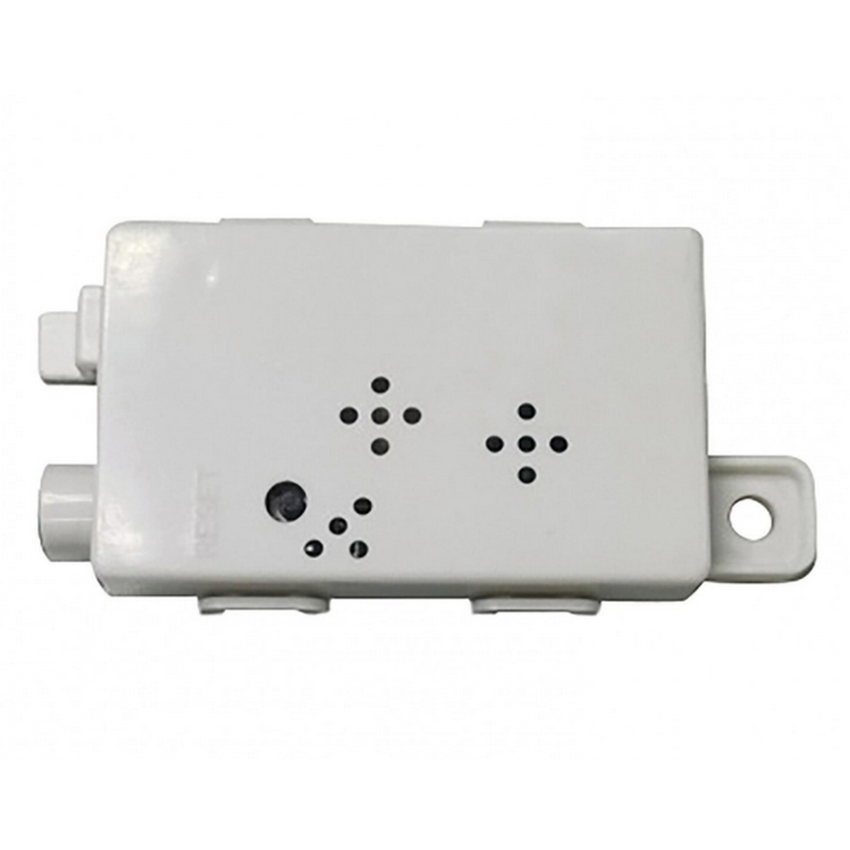 Dispositivo rectangular blanco con agujeros y conectores. Aislado sobre fondo blanco. Tiene algunos agujeros.