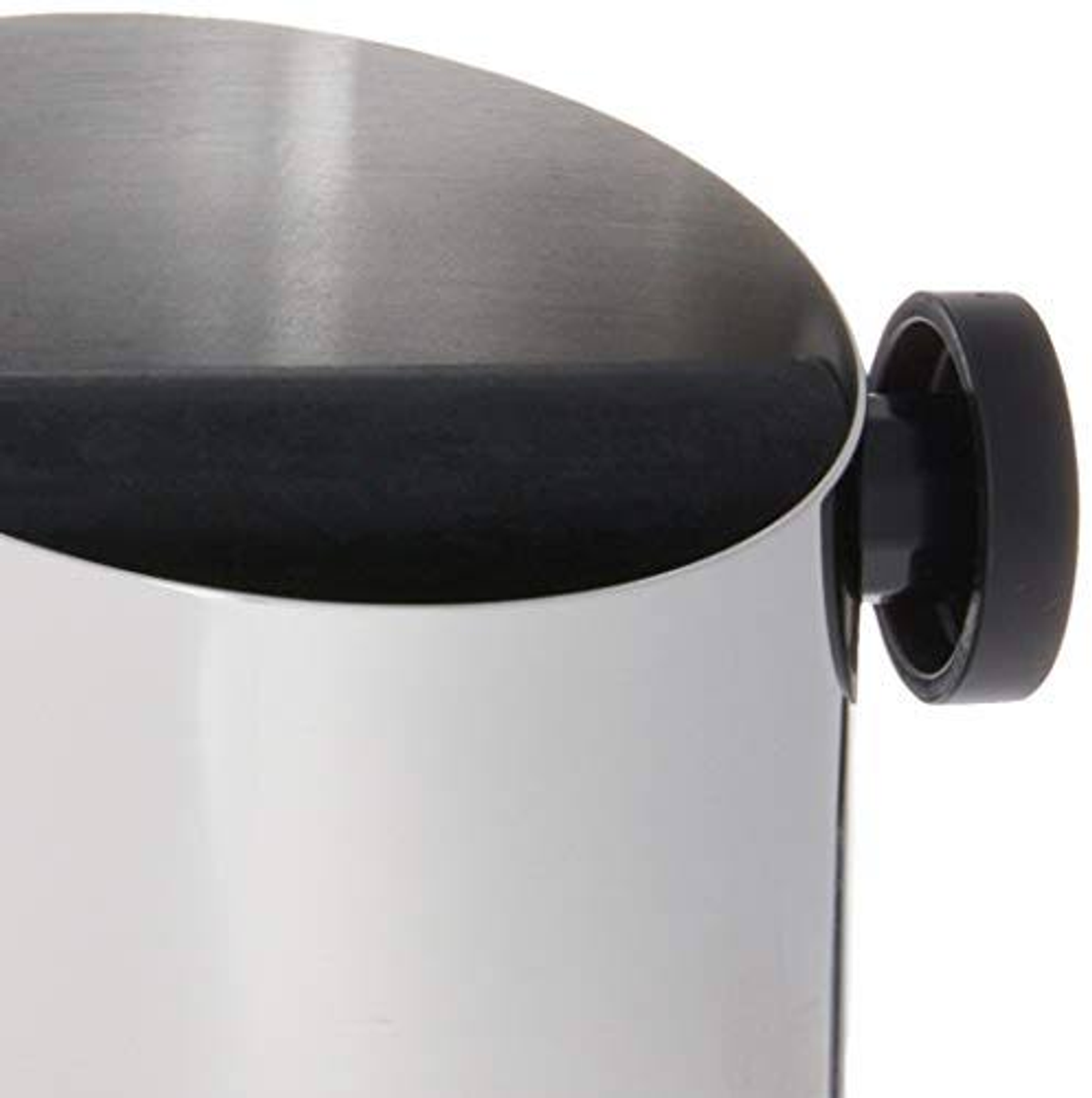 Nahaufnahme eines silbernen Metallbehälters mit schwarzem Griff.