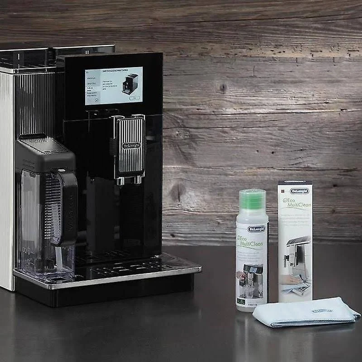 Schwarz-silberne Kaffeemaschine mit Zubehör. Inklusive Reinigungsmittel und Tuch.