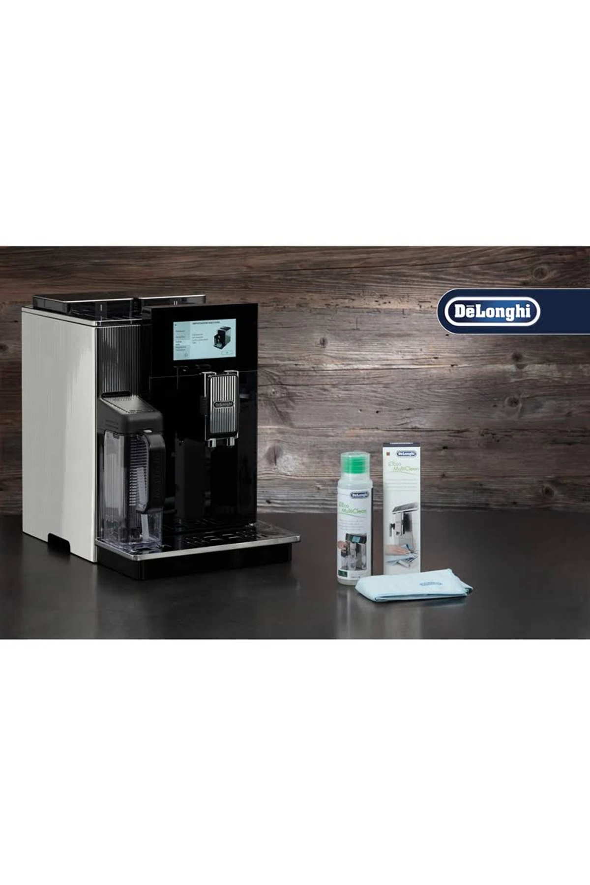 Kaffeemaschine mit Zubehör, platziert auf einem Holztisch mit dunklem Hintergrund.