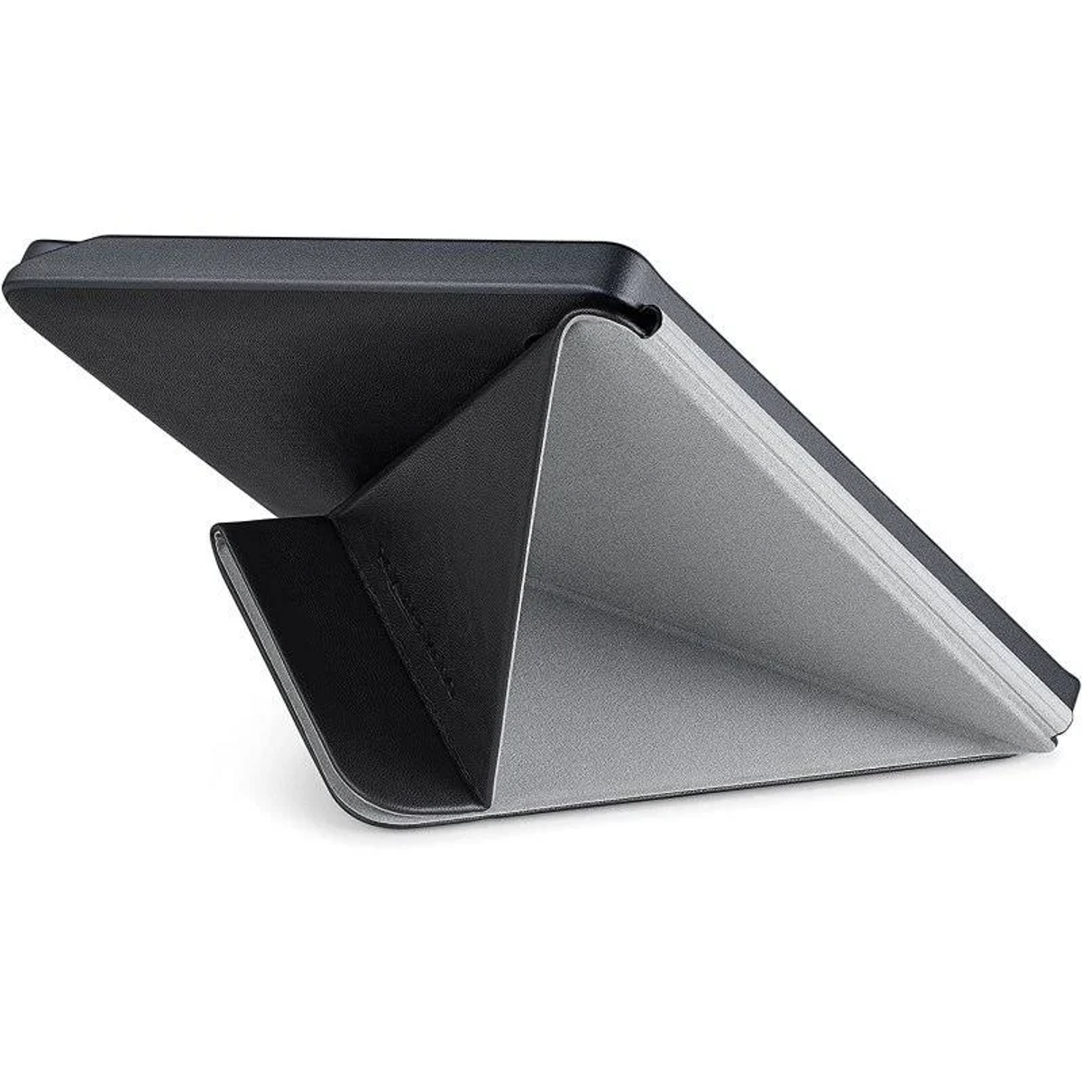 Una funda negra para tableta, plegada en un soporte, sobre fondo blanco.