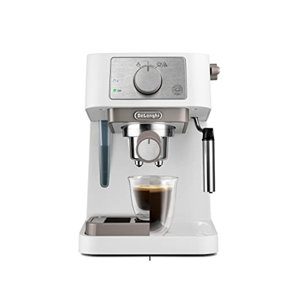 Biało-srebrny ekspres do kawy DeLonghi. Ma filiżankę z kawą pod dyszą, białe tło.