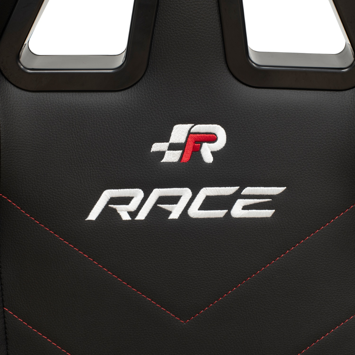 Respaldo de asiento de cuero negro con logo y costuras de carreras bordados en blanco y rojo.