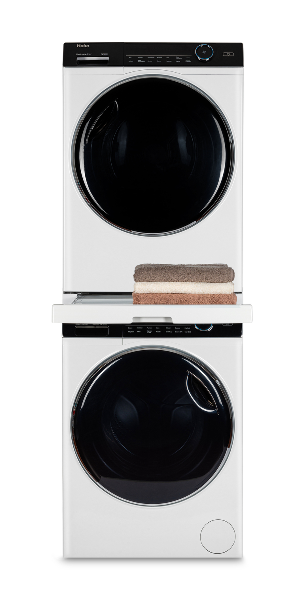 Biała pralka i suszarka w stosie z ręcznikami na półce pośrodku.