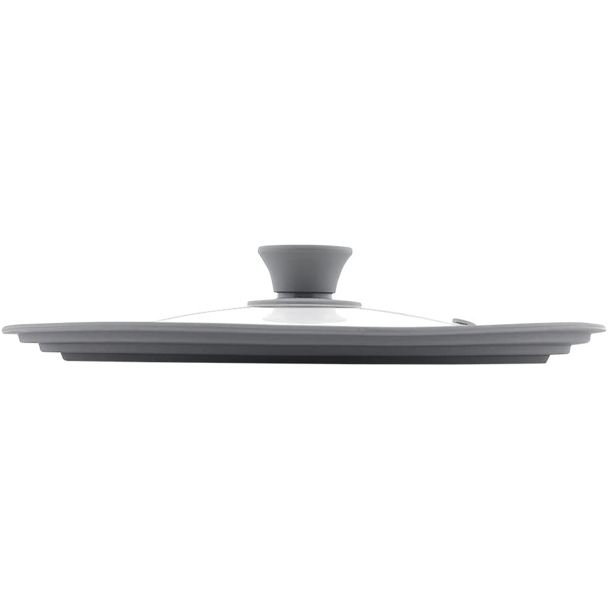 Una tapa gris de una olla con un centro de vidrio transparente y un asa gris sobre un fondo blanco.