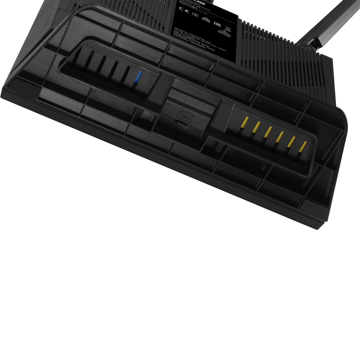 Unteransicht eines schwarzen Routers. Zeigt Anschlüsse und einen SIM-Karten-Slot.