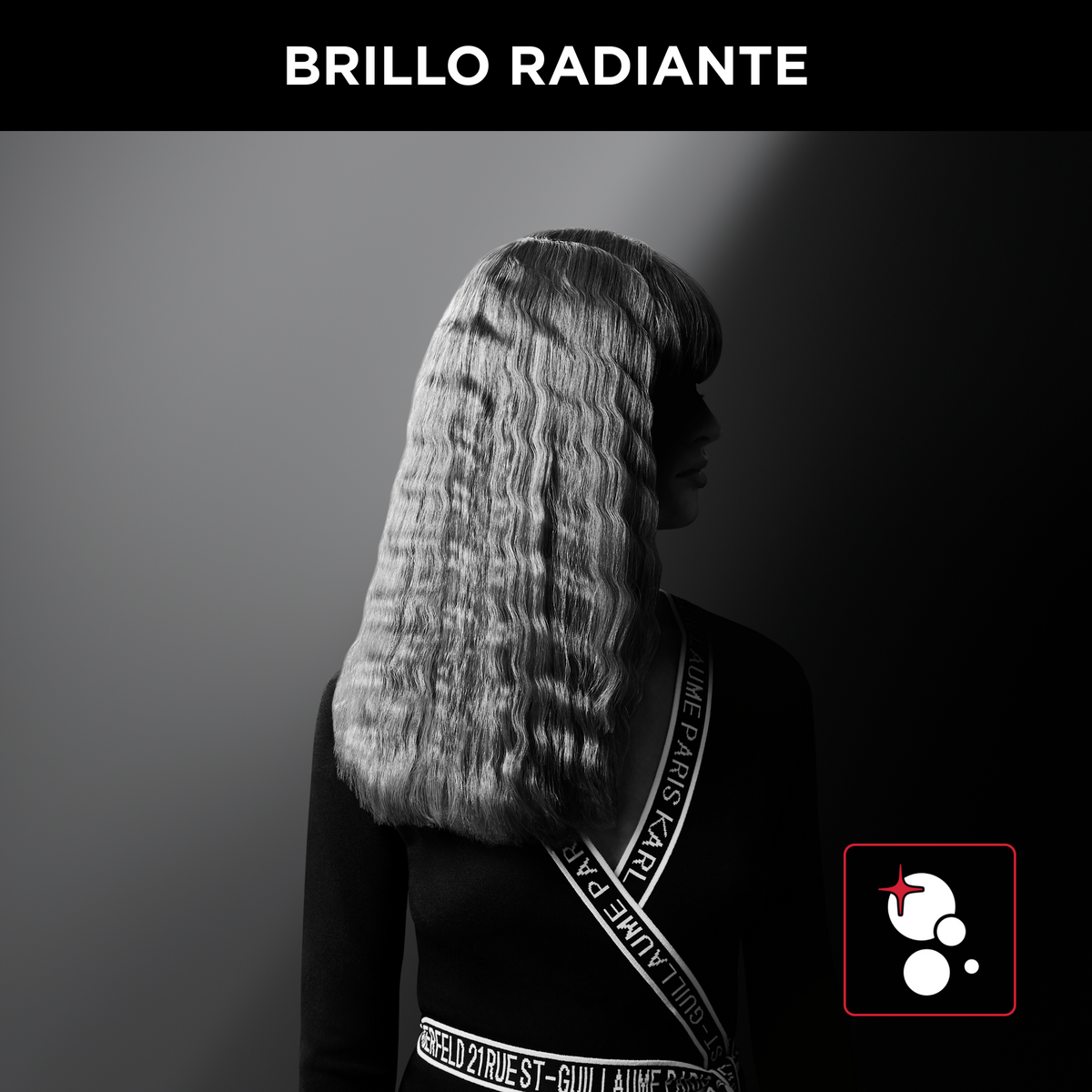 Frau mit gewelltem blonden Haar und schwarzem Oberteil, unter 'Brillo Radiante'.