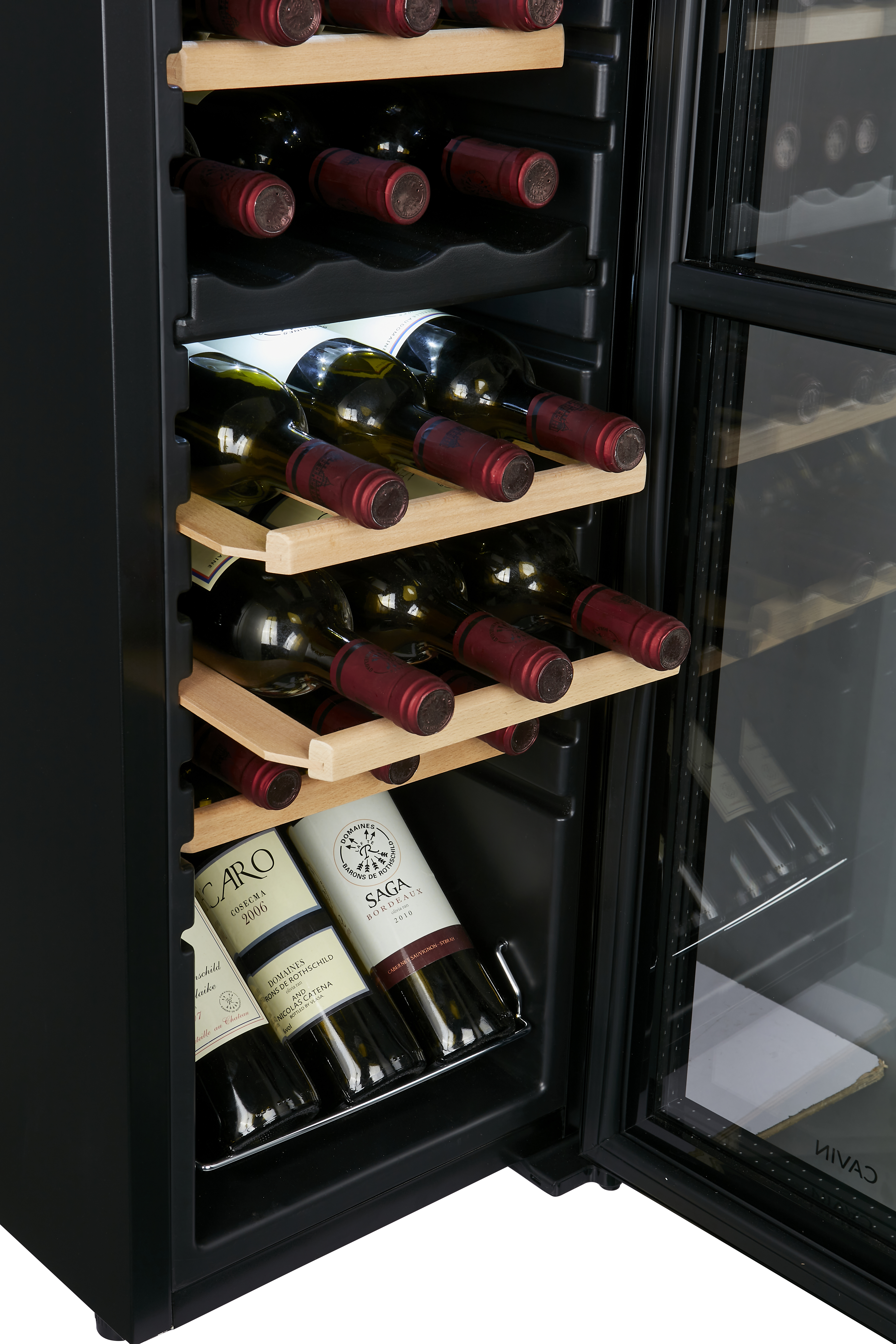 Weinkühler mit offener Tür, die Flaschen Rot- und Weißwein auf Holzregalen zeigt.