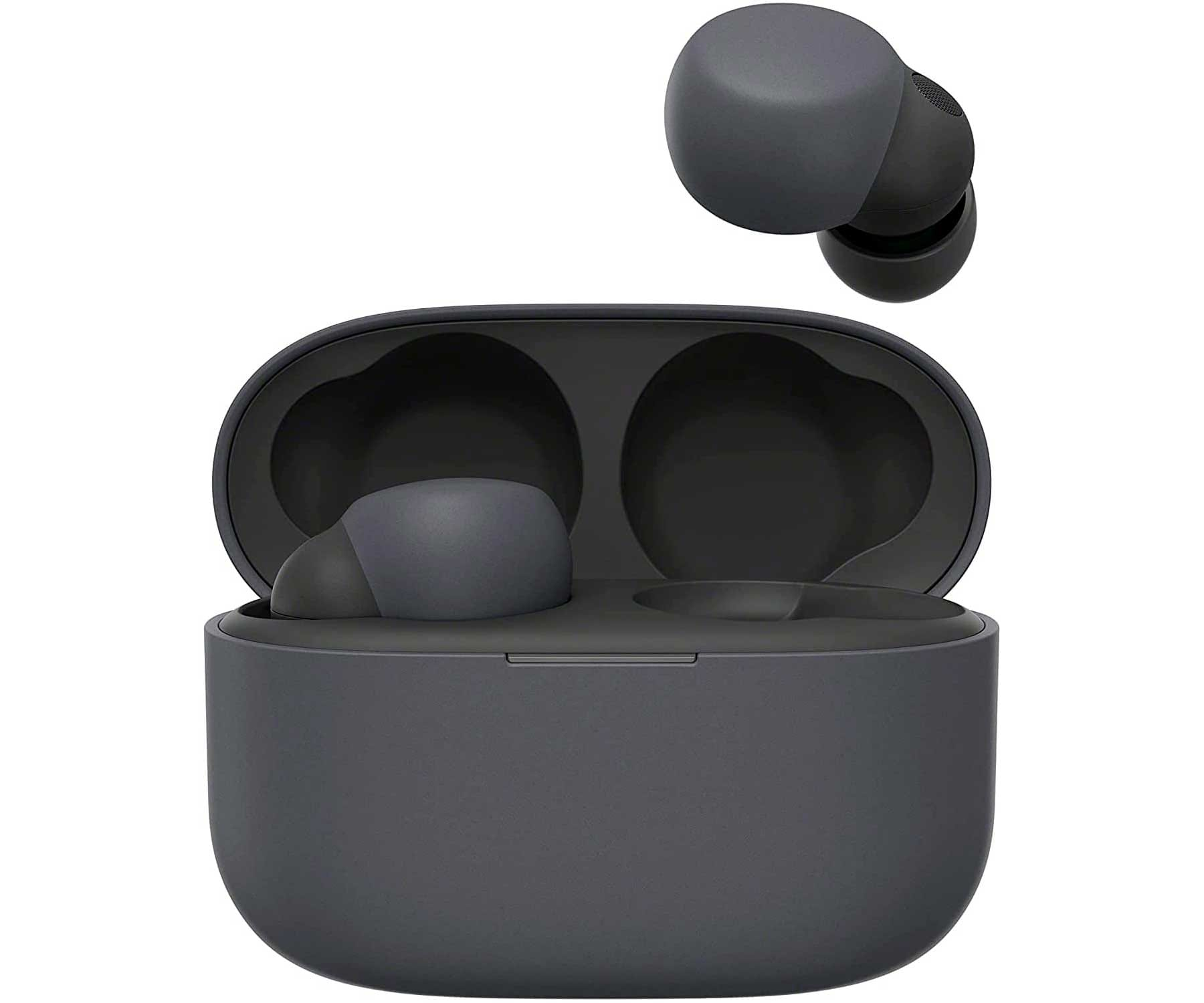 Auriculares inalámbricos grises oscuros en su estuche de carga. Fondo blanco.