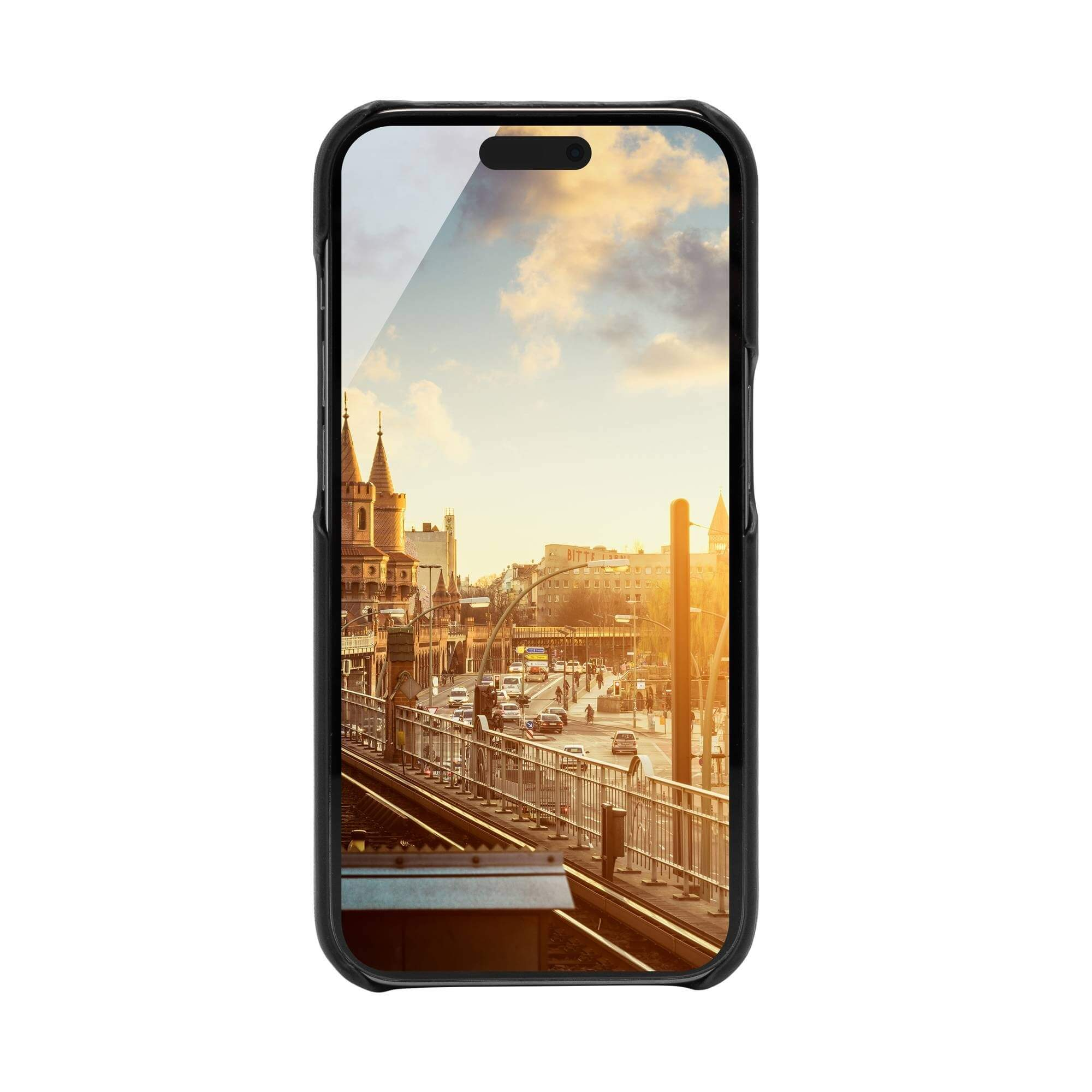 Smartphone zeigt eine Stadtlandschaft mit Brücke, Bahngleisen und Sonnenuntergang.