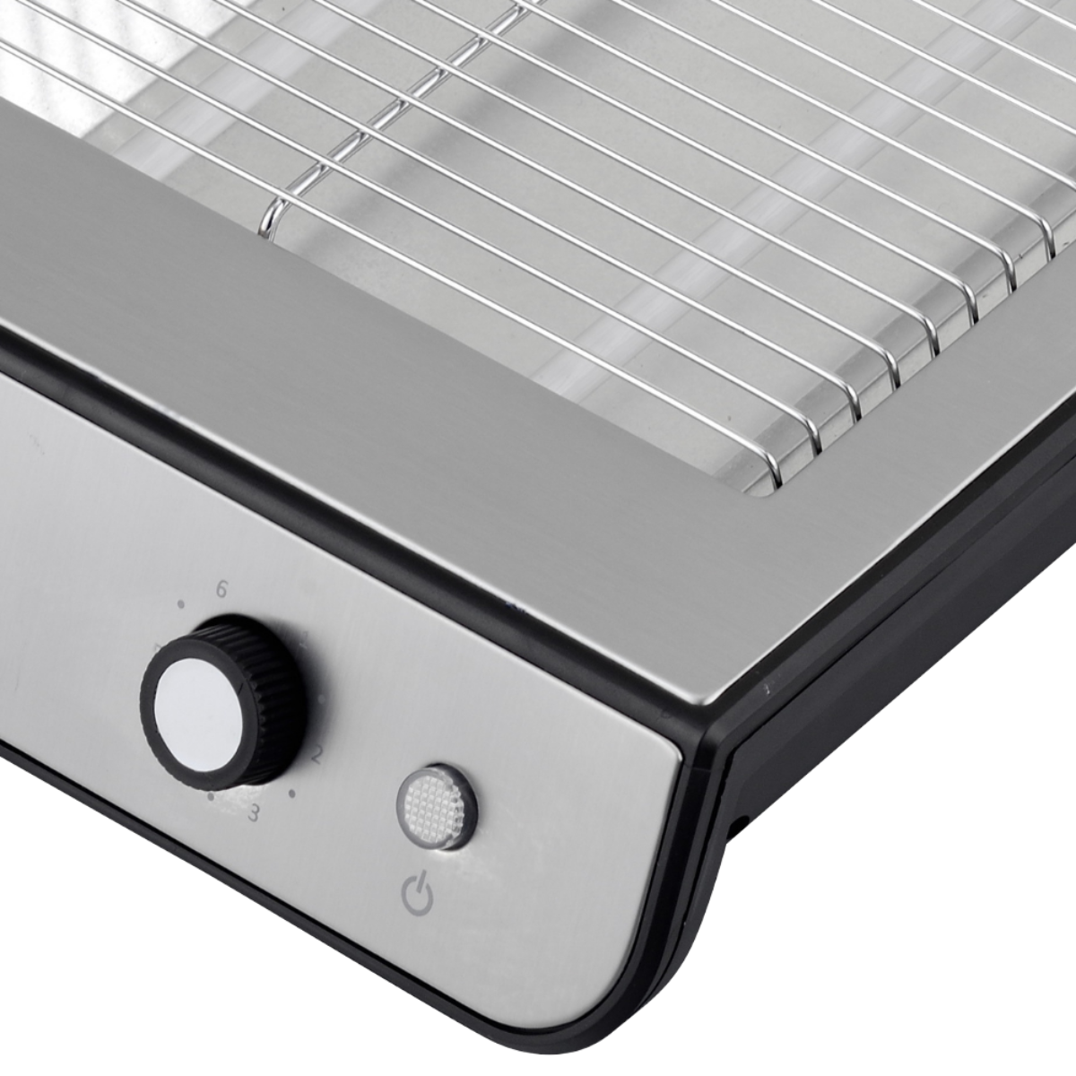 Una tostadora, que muestra el panel de control con una perilla y un botón de encendido.