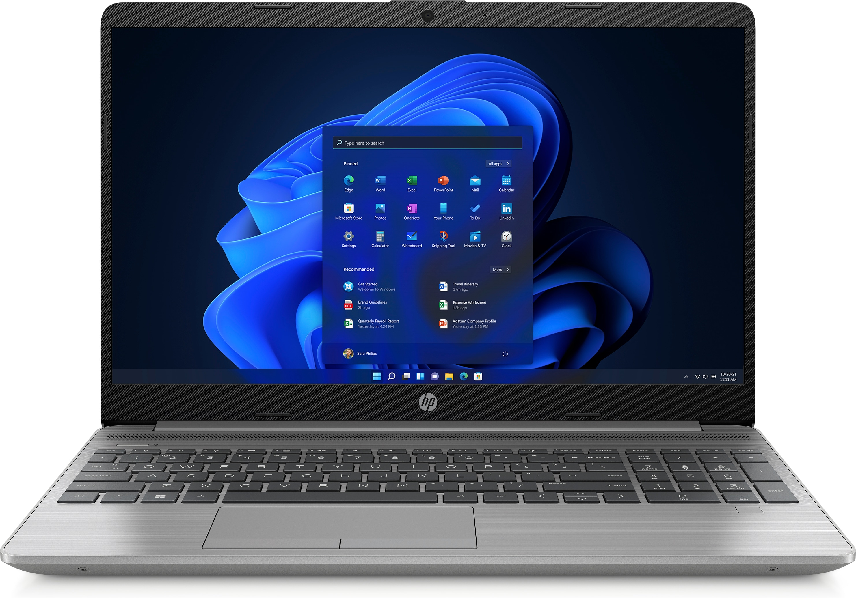 Una laptop plateada que muestra la pantalla de inicio de Windows 11 con iconos de aplicaciones. El logotipo de HP es visible.