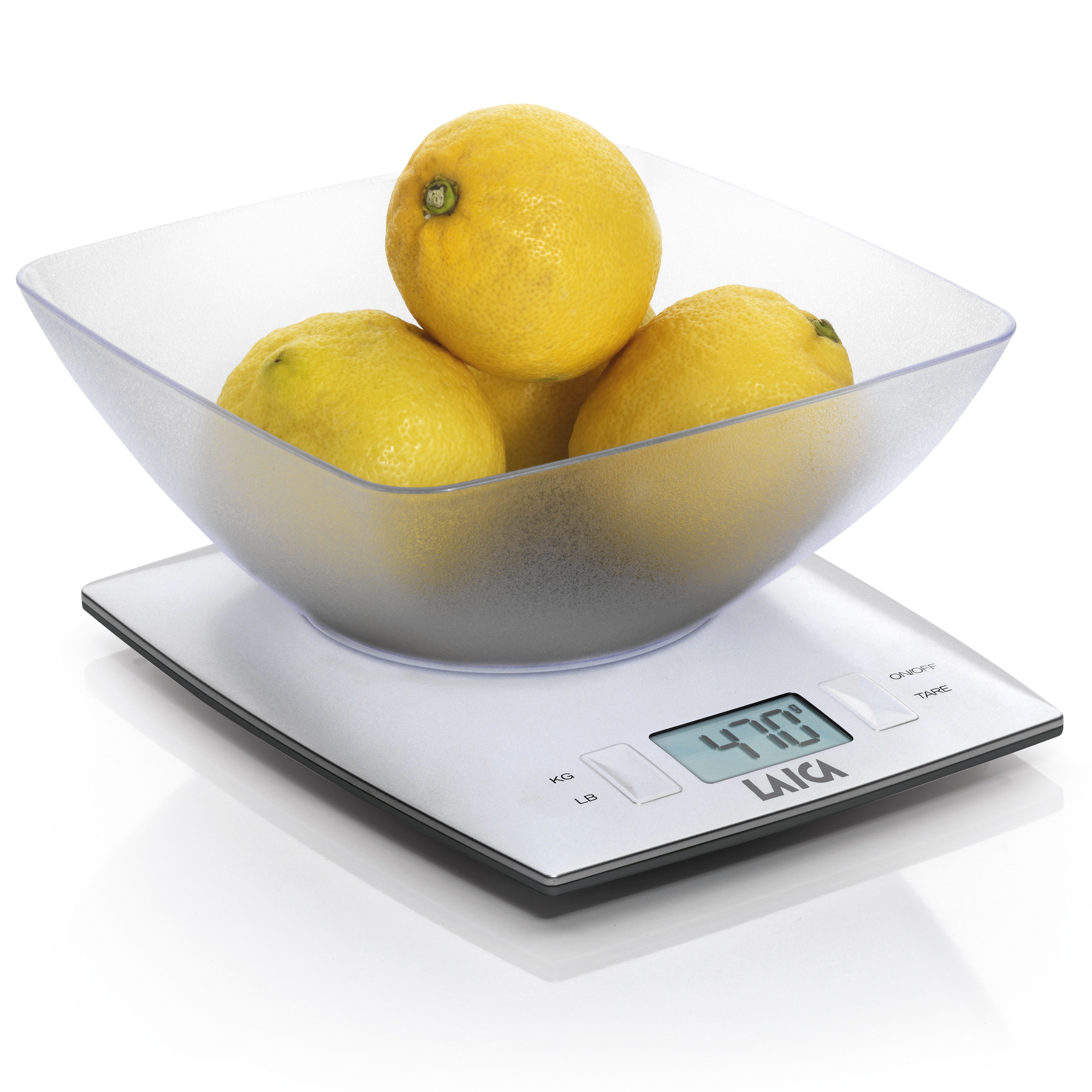 Waga z cytrynami w przezroczystej misce. Wyświetlacz cyfrowy pokazuje wagę. Biała powierzchnia.