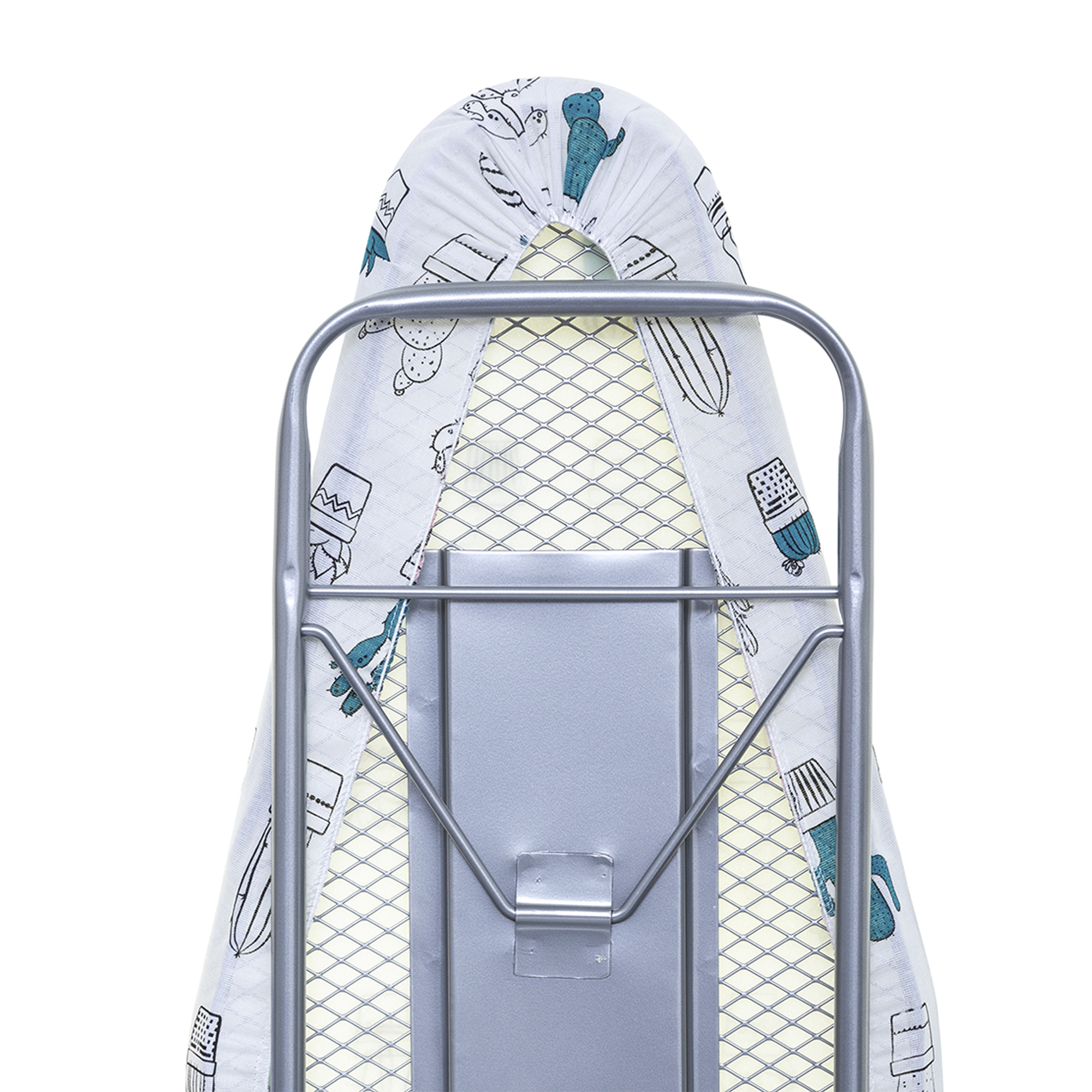 Primer plano de una tabla de planchar con una funda estampada, un marco metálico y una superficie de malla.