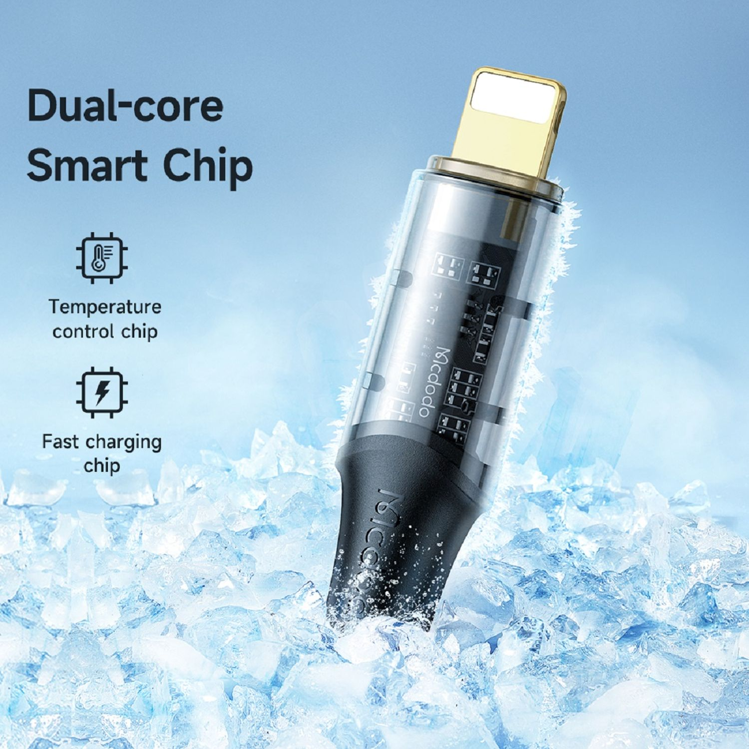 Ein Ladekabel mit einem goldenen Stecker. Der Dual-Core-Smart-Chip ist sichtbar. Auf Eis gezeigt.
