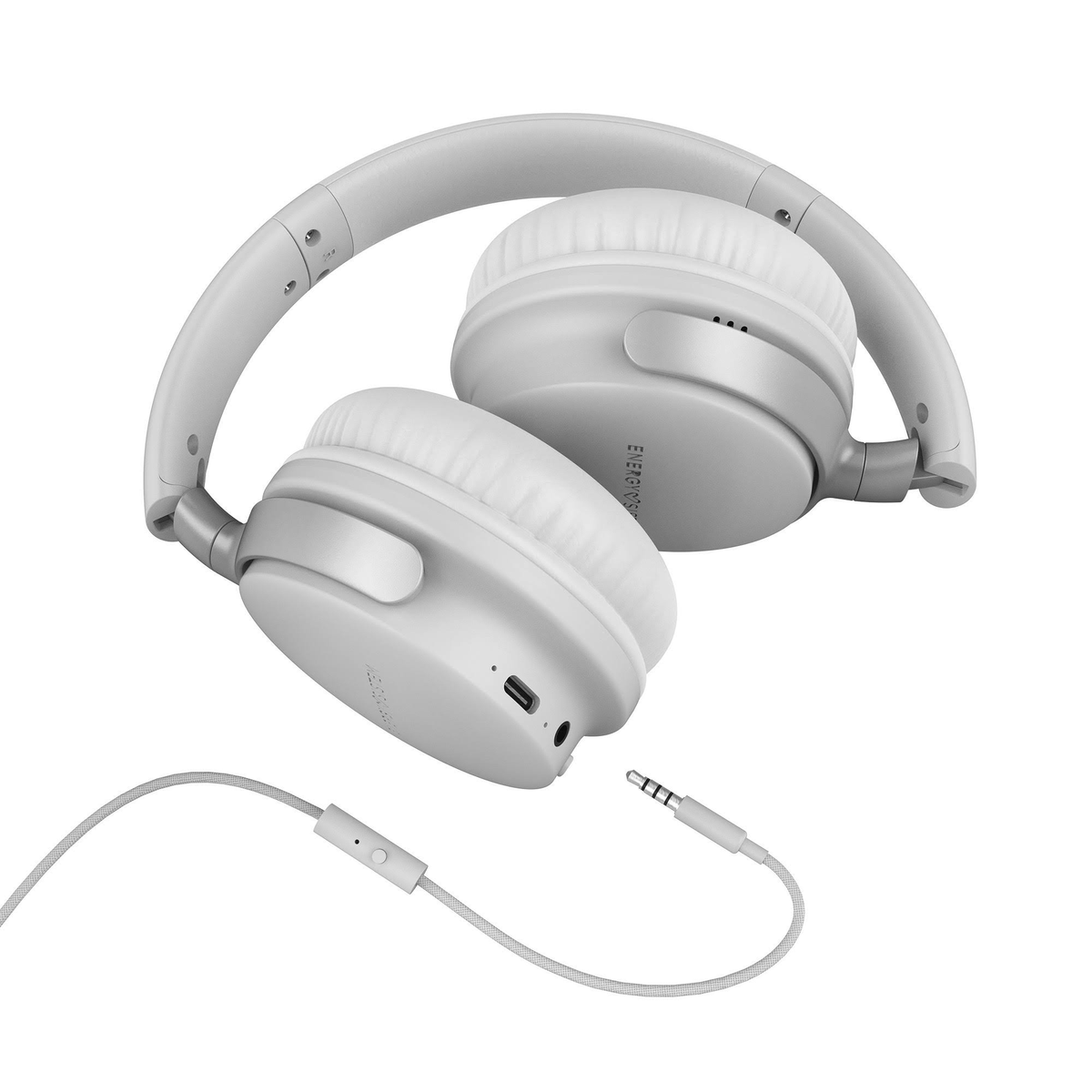Auriculares gris claro, plegados, con cable blanco y conector.