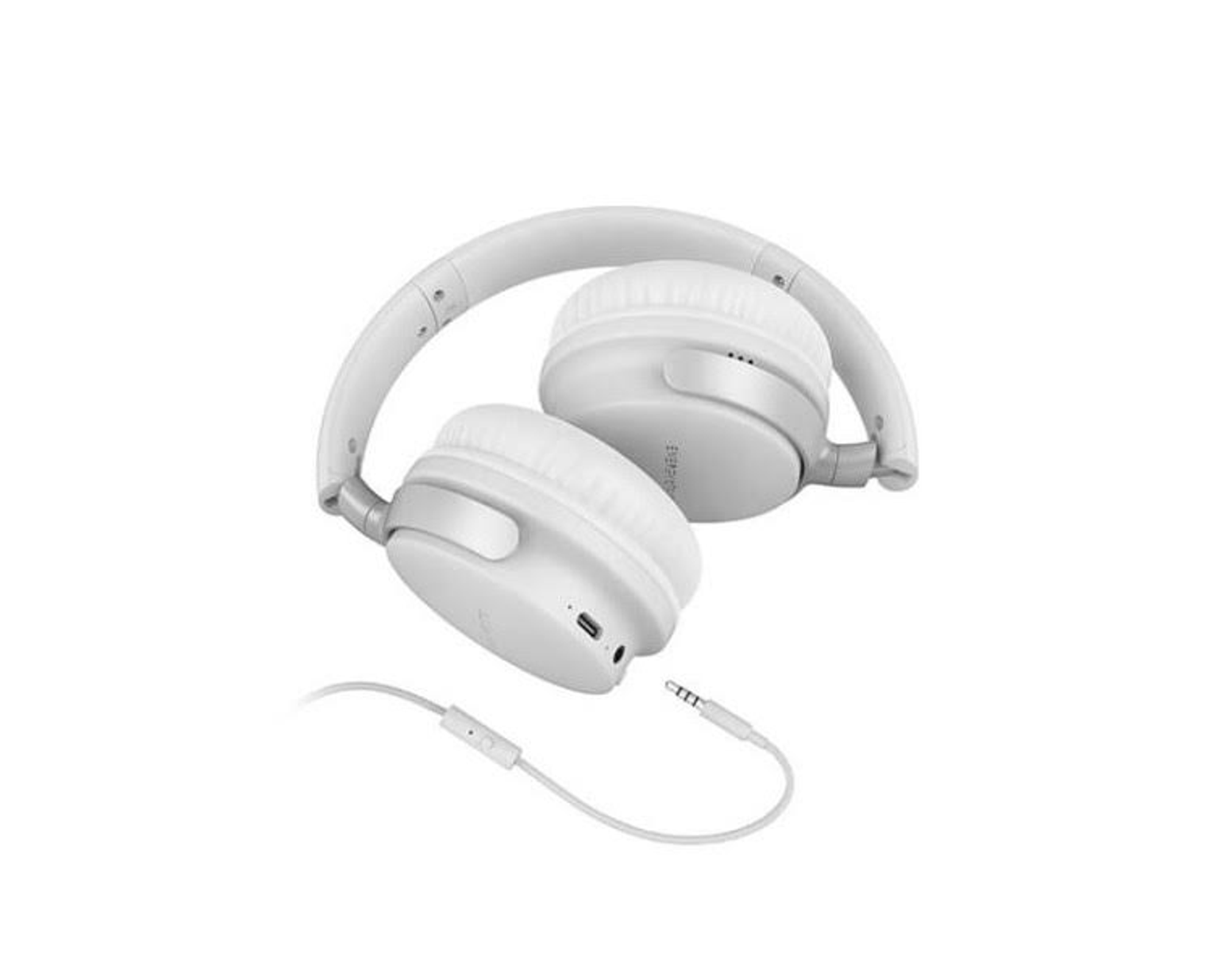 Auriculares blancos, plegados, con cable y conector blancos. Fondo blanco.