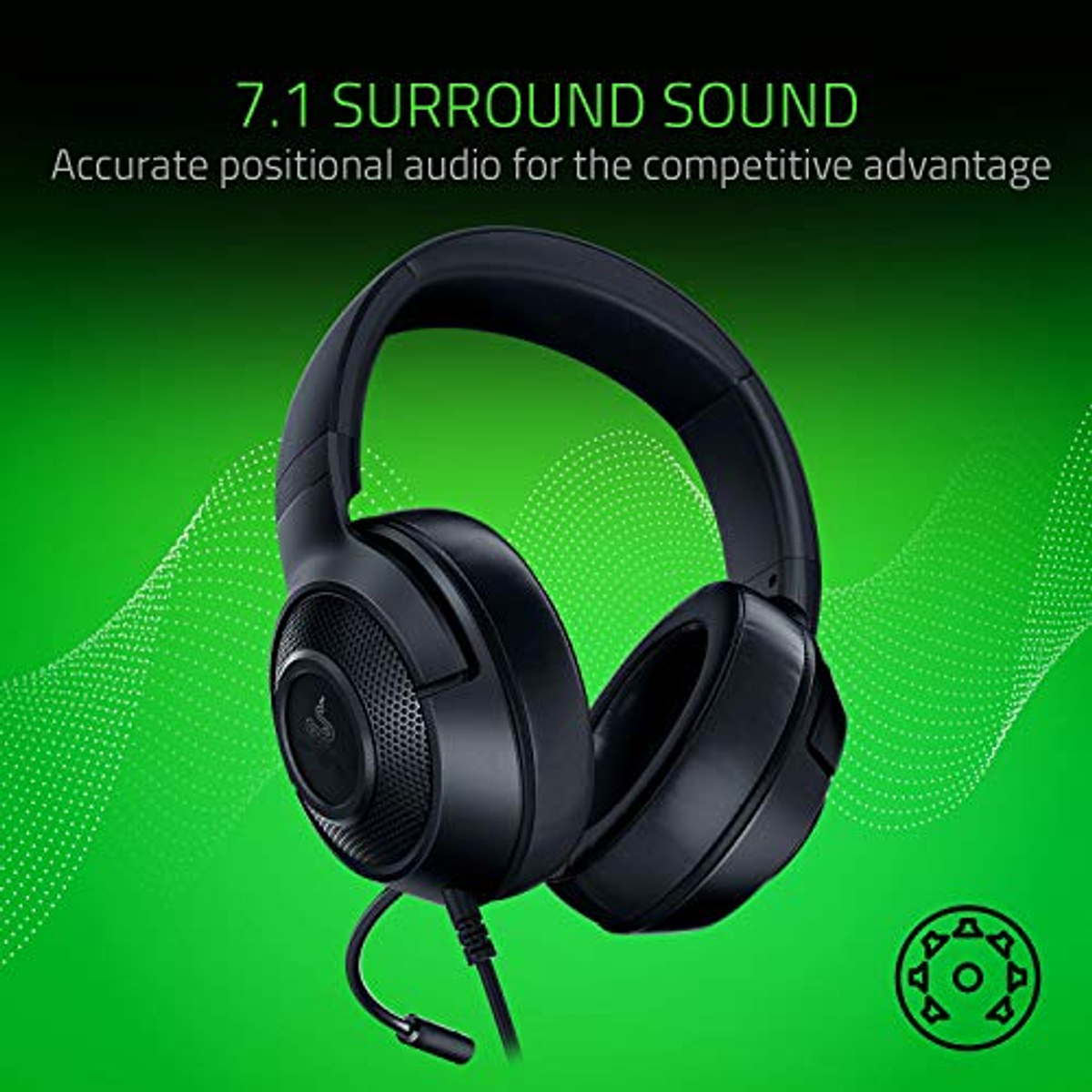 Czarne słuchawki dla graczy z mikrofonem na zielonym tle. Tekst mówi "7.1 SURROUND SOUND".